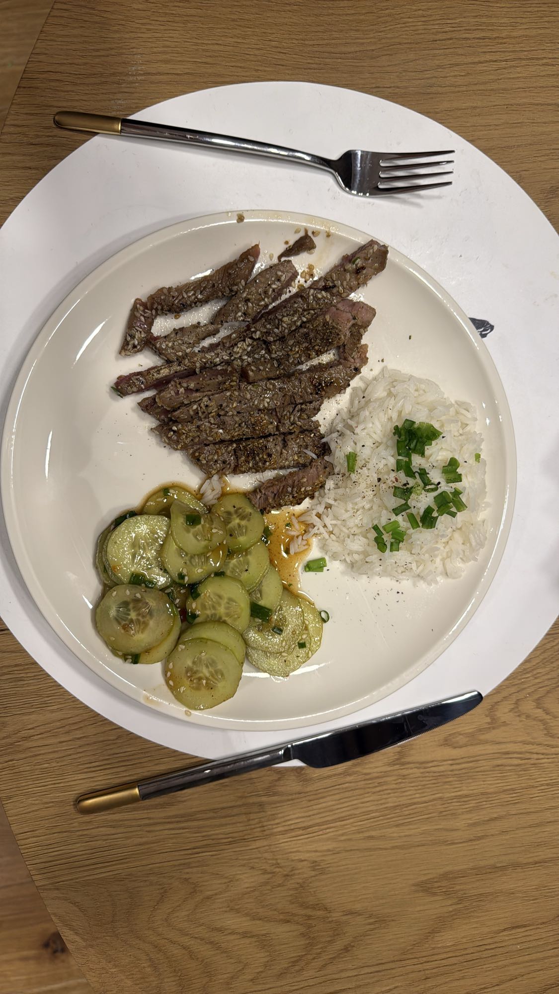 Wołowina z ryżem i ogórkiem