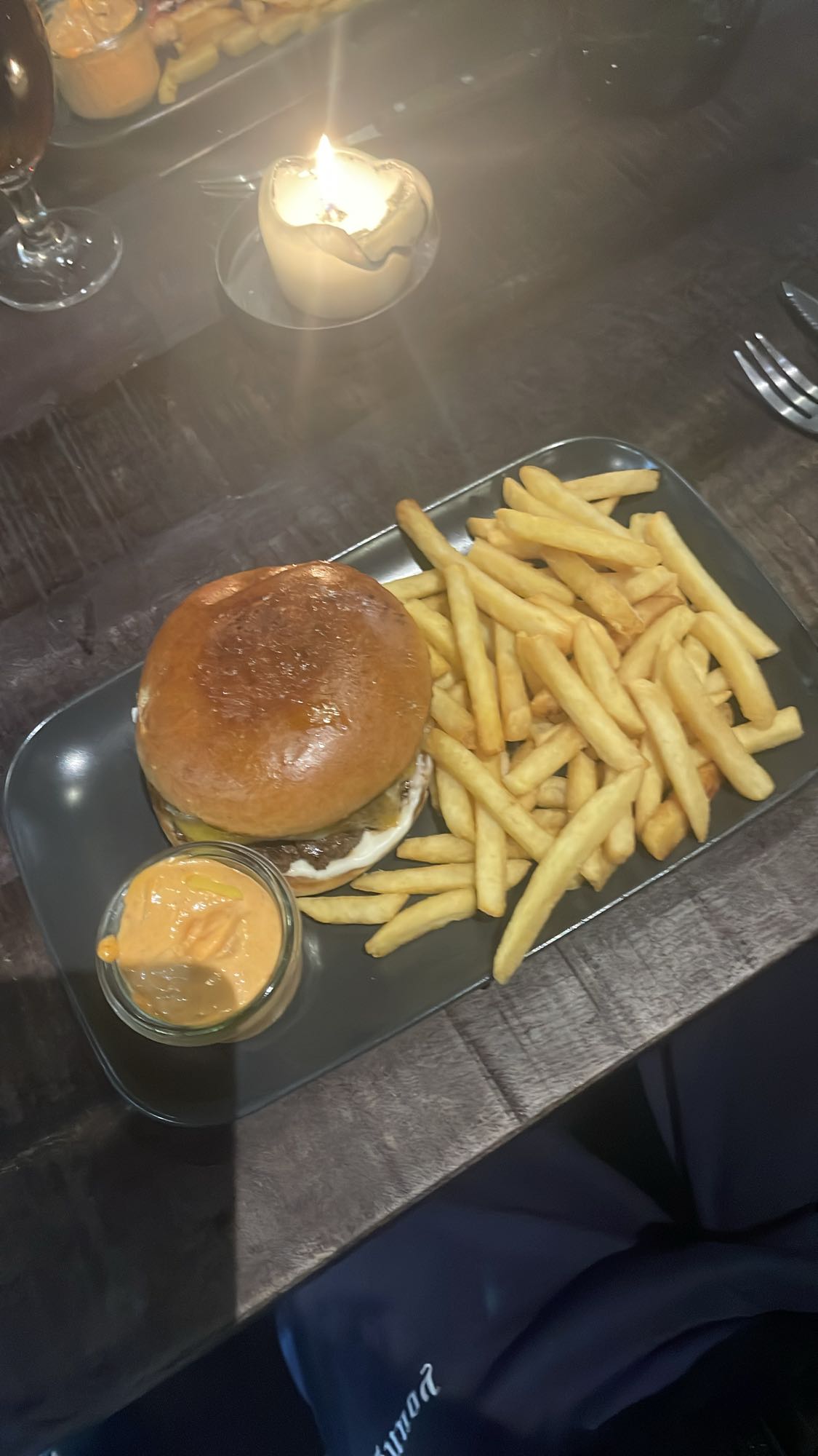 Burger og pommes frites