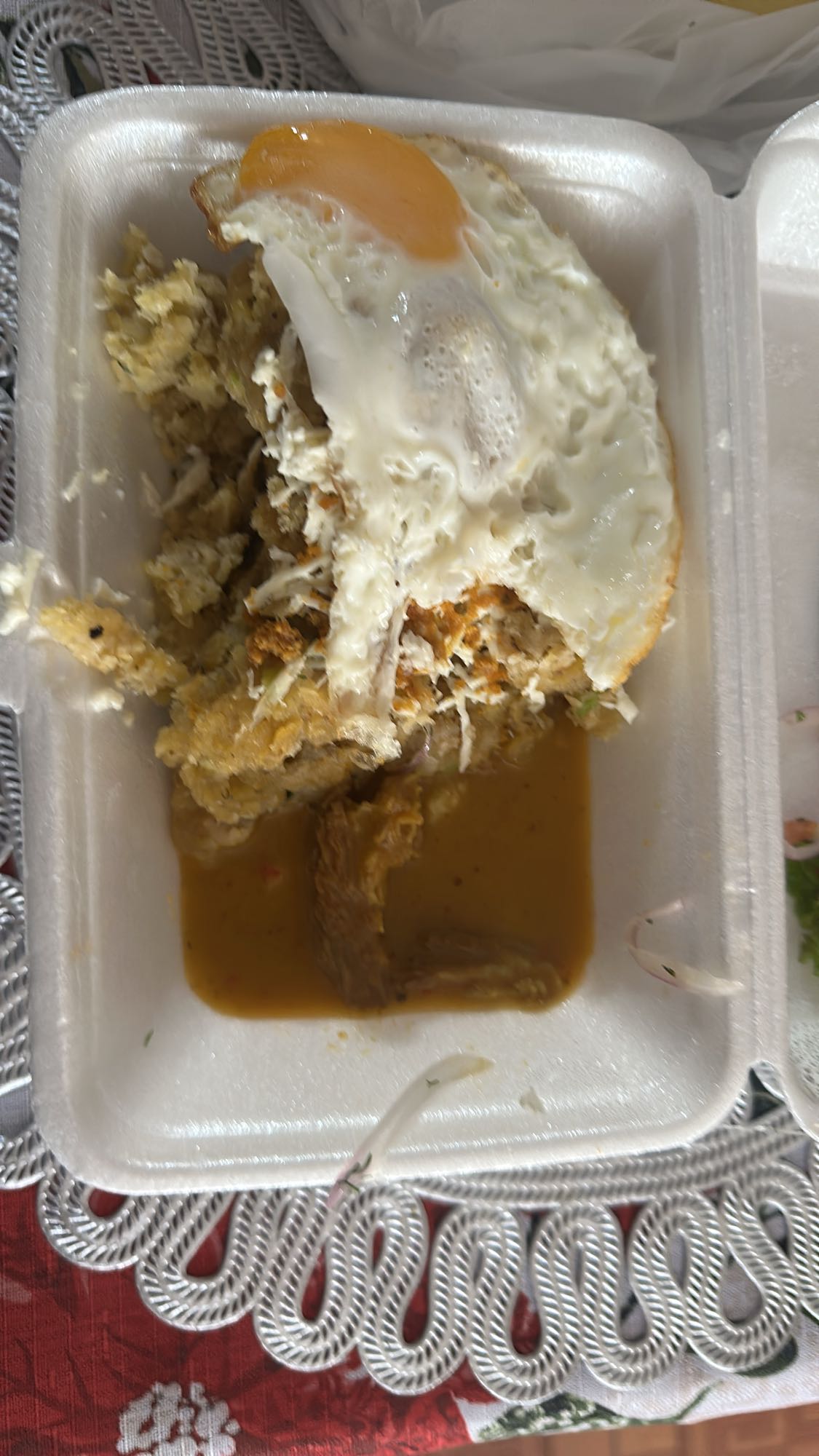 Arroz con carne y huevo