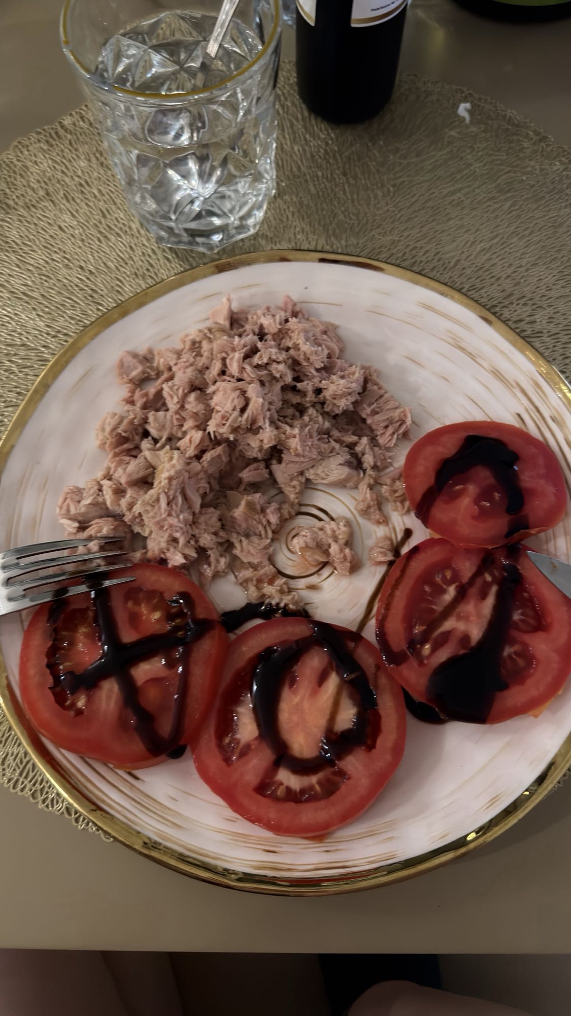 Тунец с помидорами