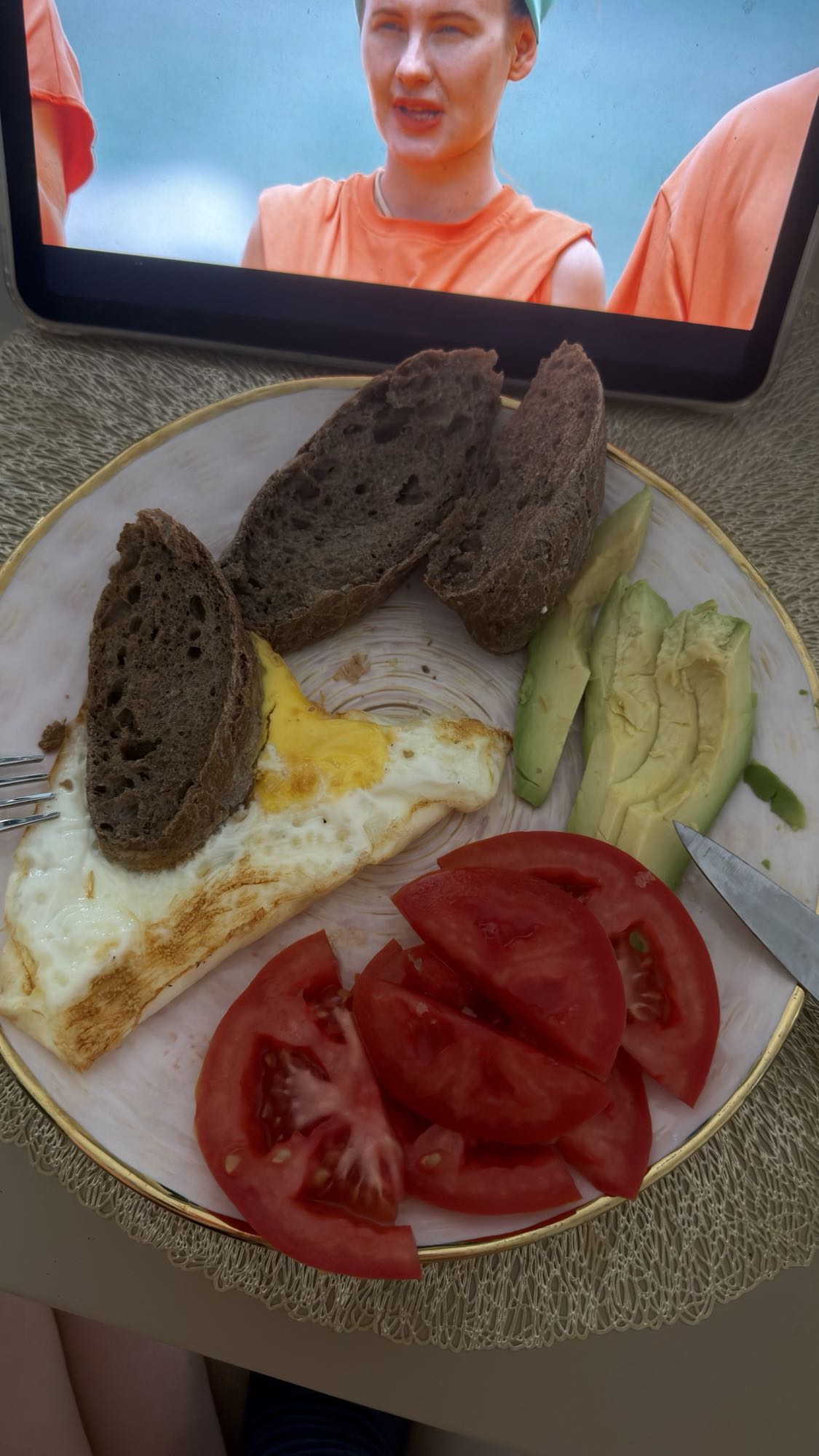 Яичница с хлебом и овощами