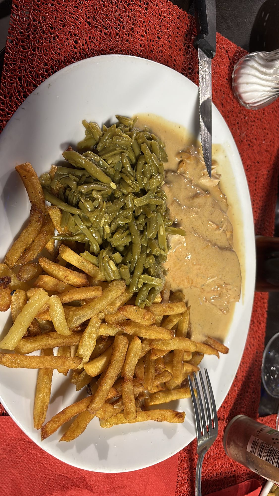 Poulet sauce, haricots, frites