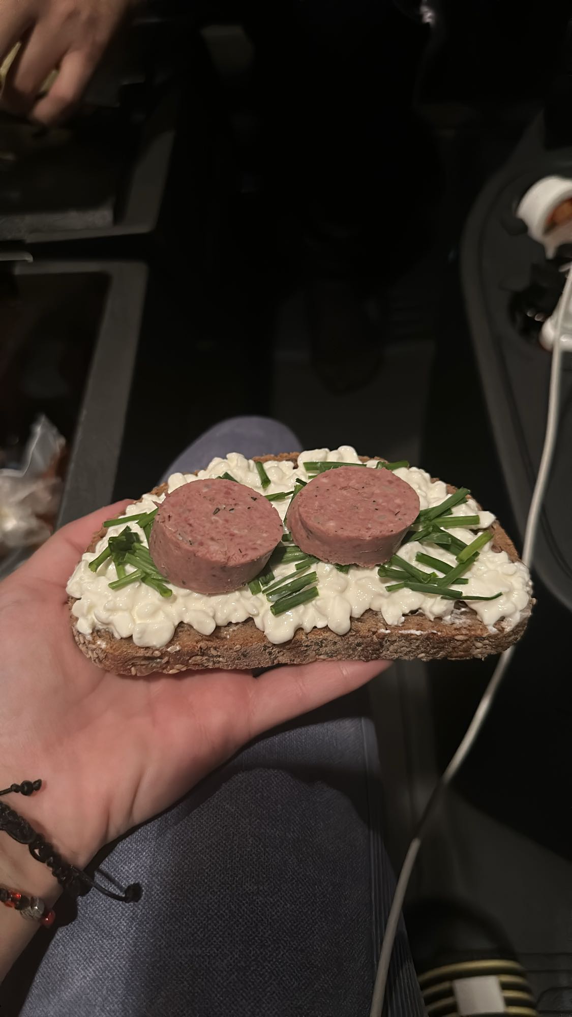 Sandviș cu brânză și cârnați