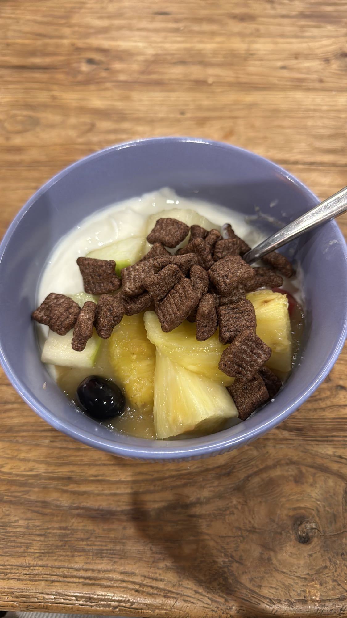Yoghurt mit Obst und Müsli