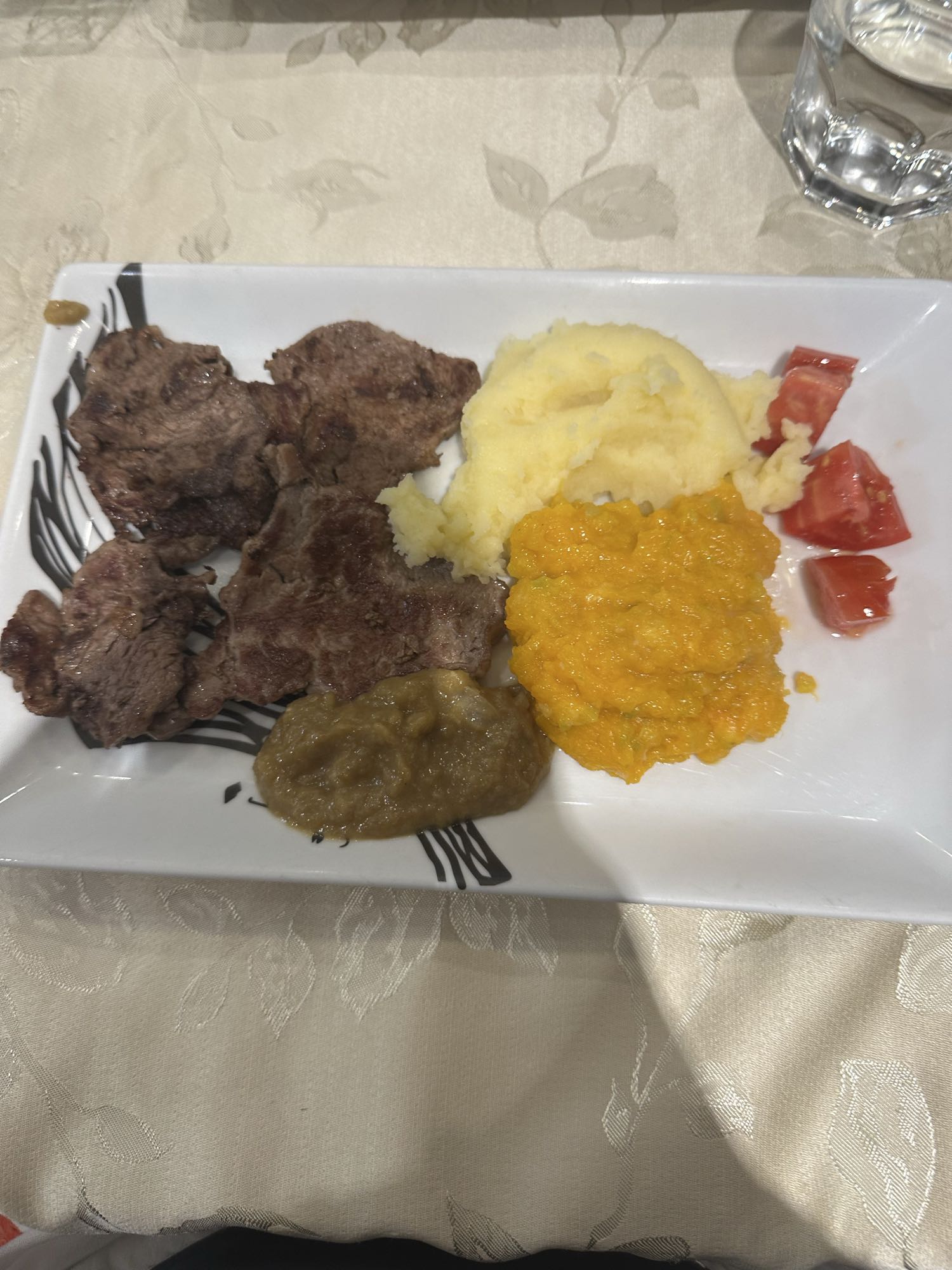 Carne con puré y verduras