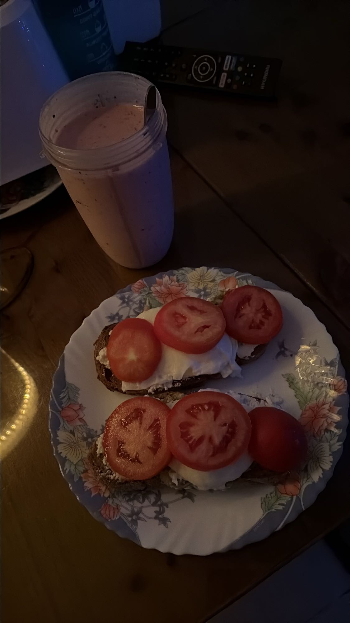 Sandviș cu avocado, ricotta și smoothie proteic