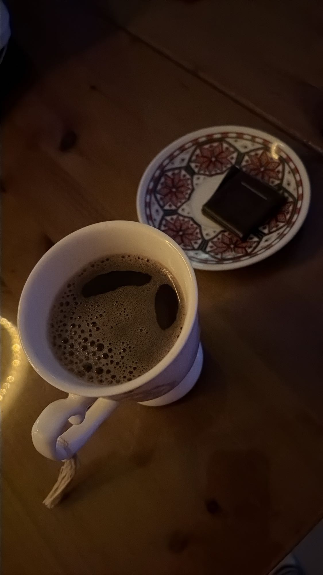 Cafea cu scorțișoară și ciocolată neagră 95%