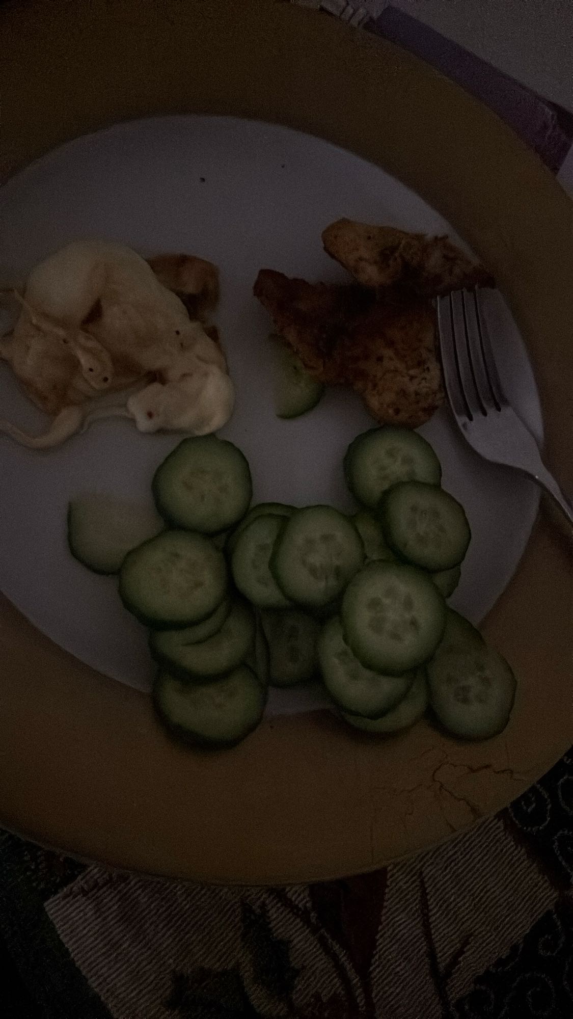 Pollo con pepino y mayonesa