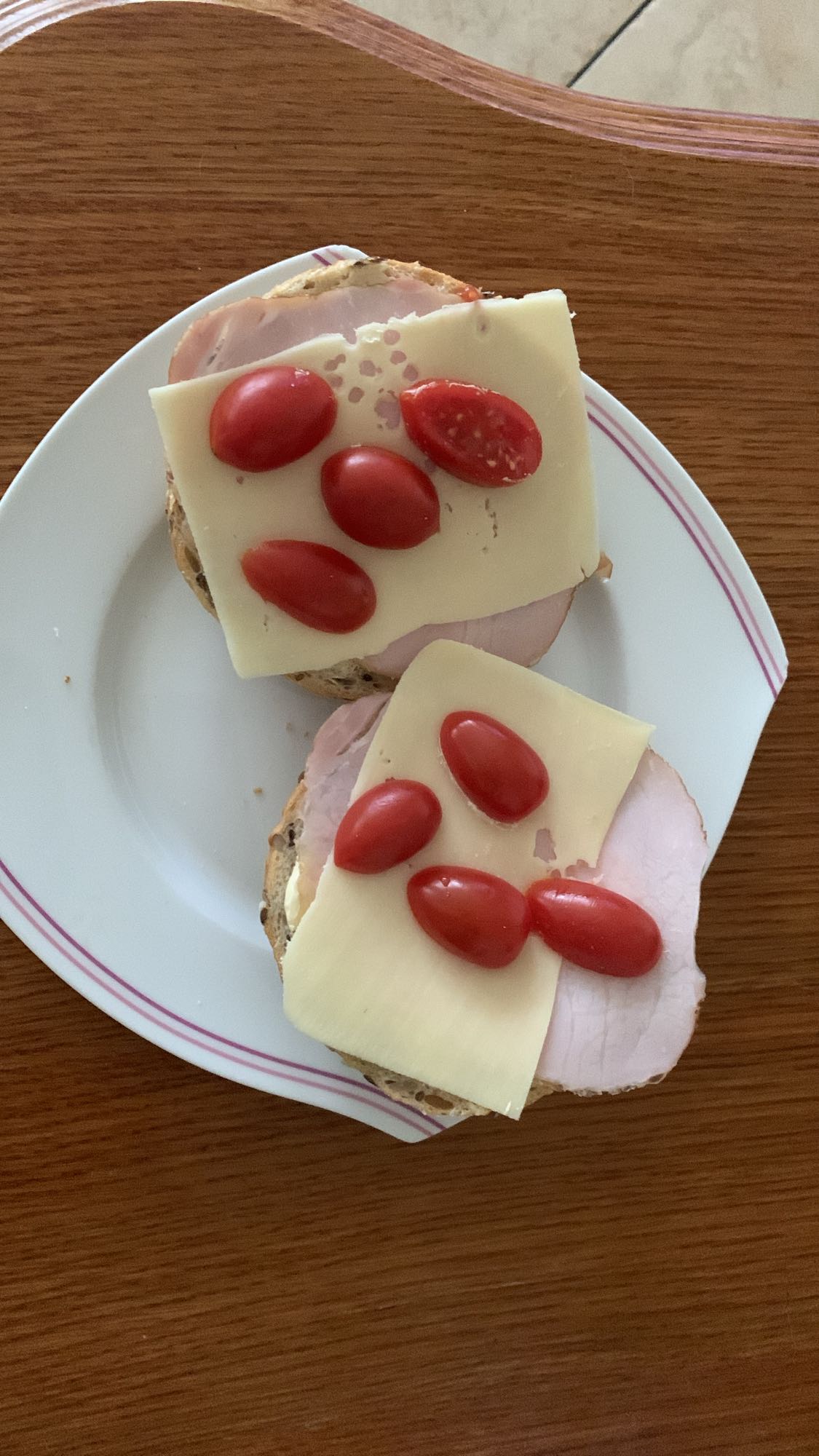 Kanapki z serem i pomidorem