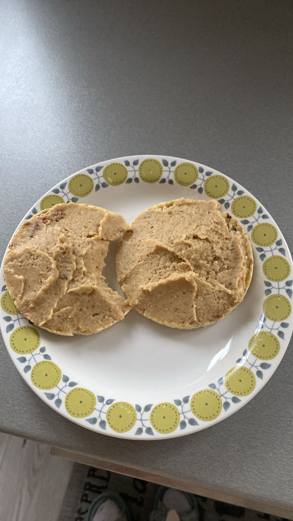 Wafle ryżowe z hummusem