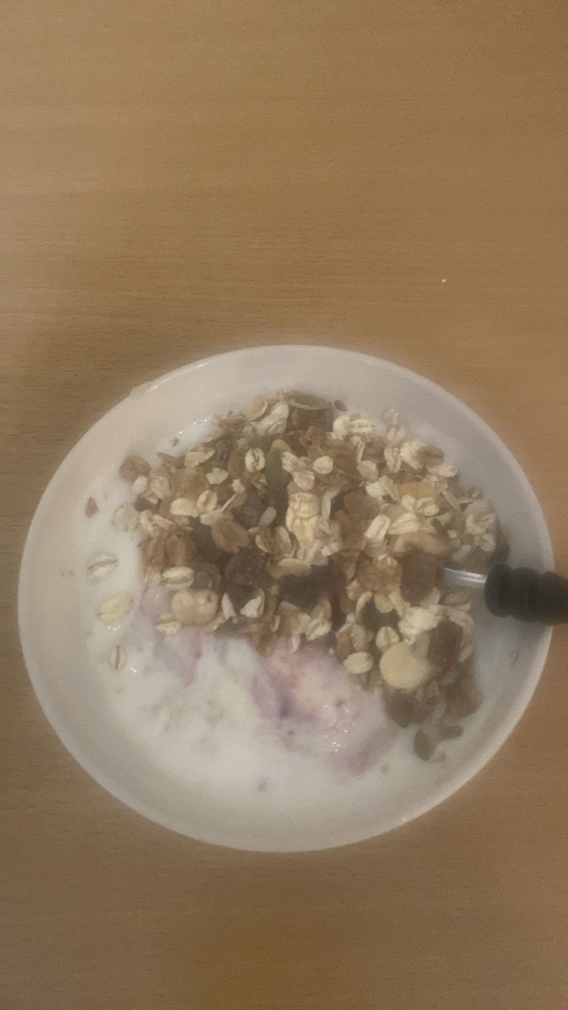 jogurt z musli i owocami