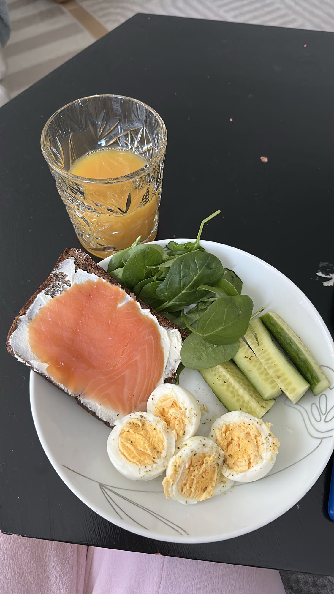 Завтрак с лососем и яйцом