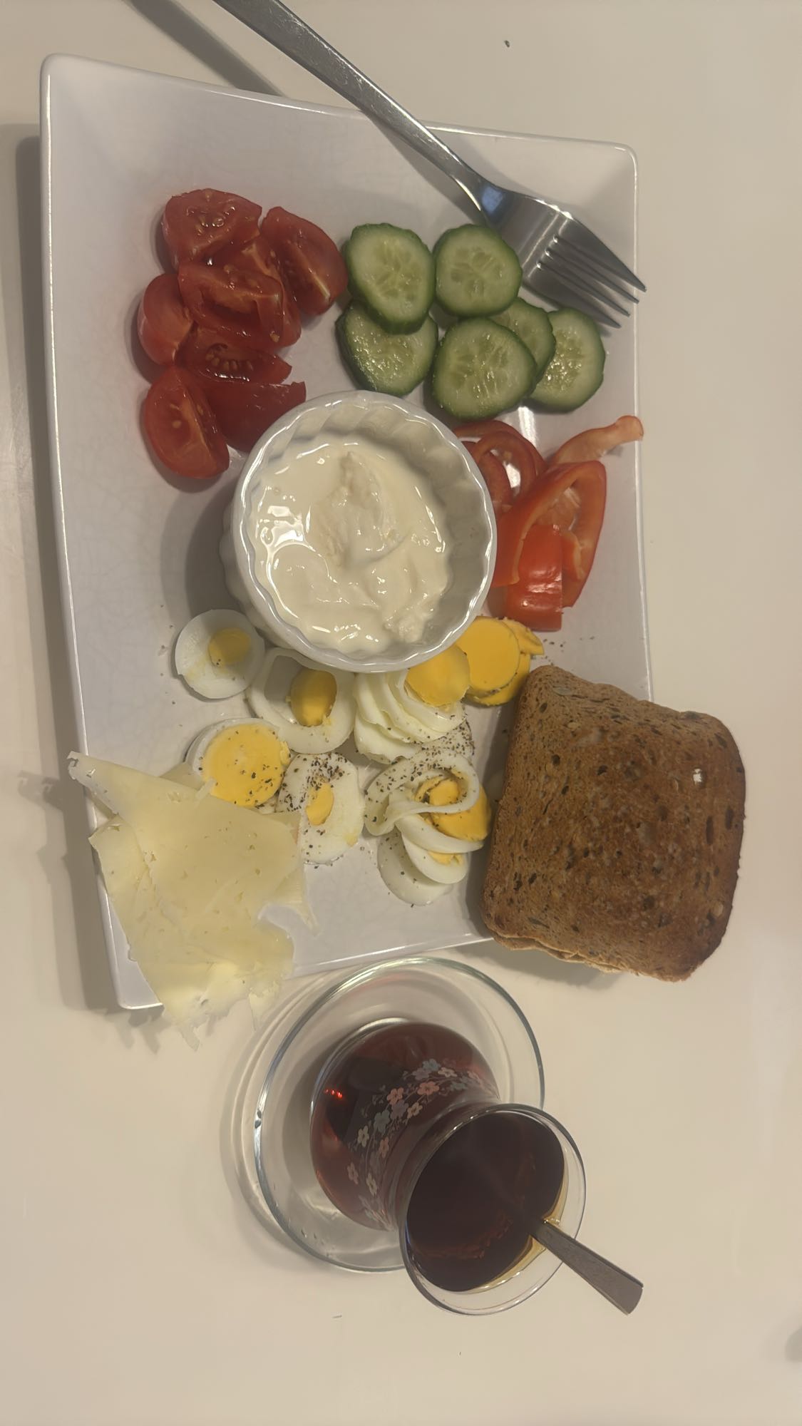 Frukosttallrik med te