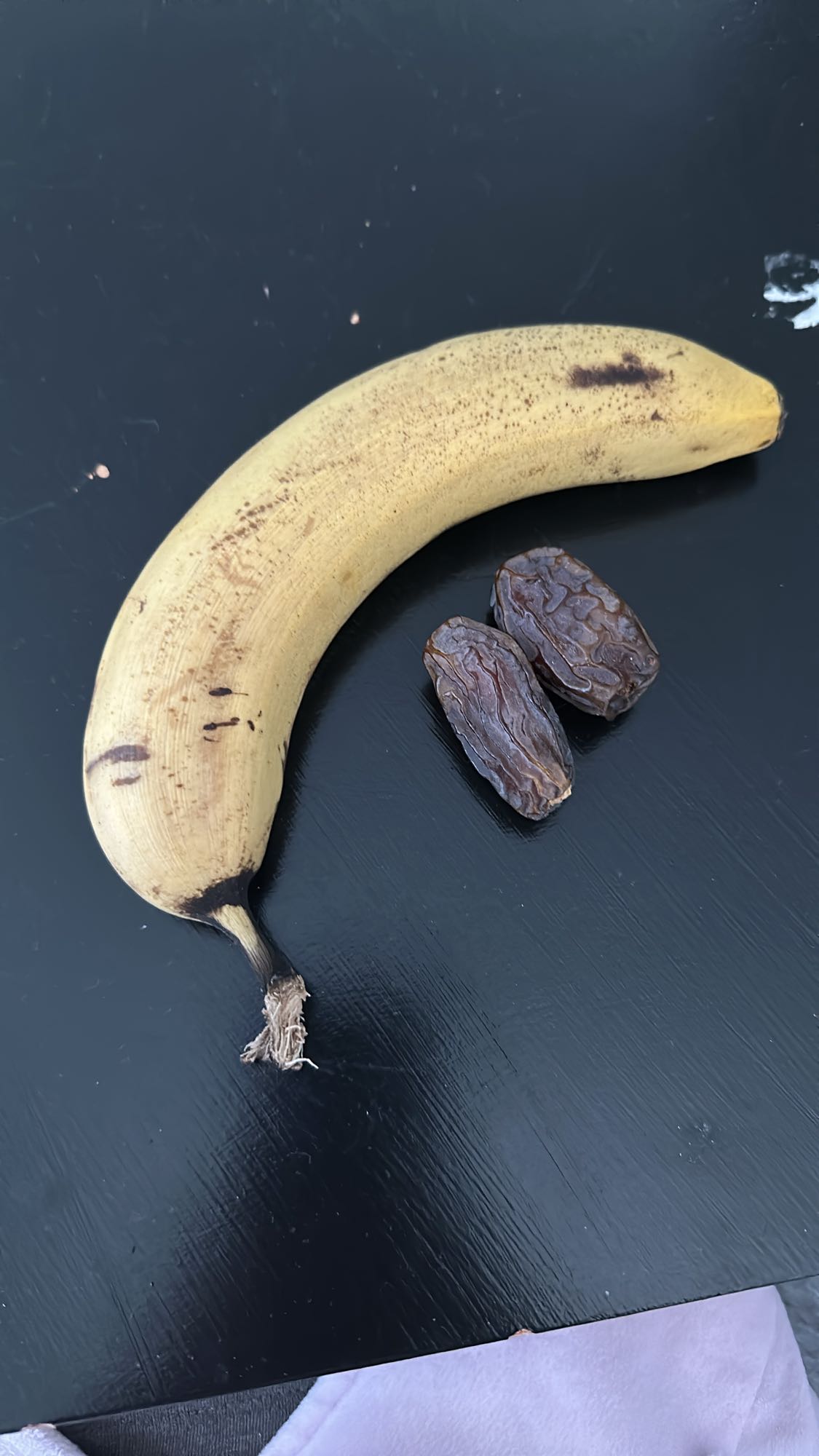 Банан и финики