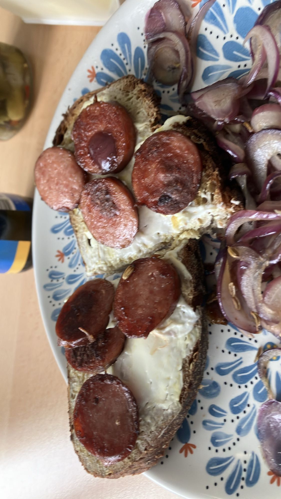 Pão com linguiça e cebola