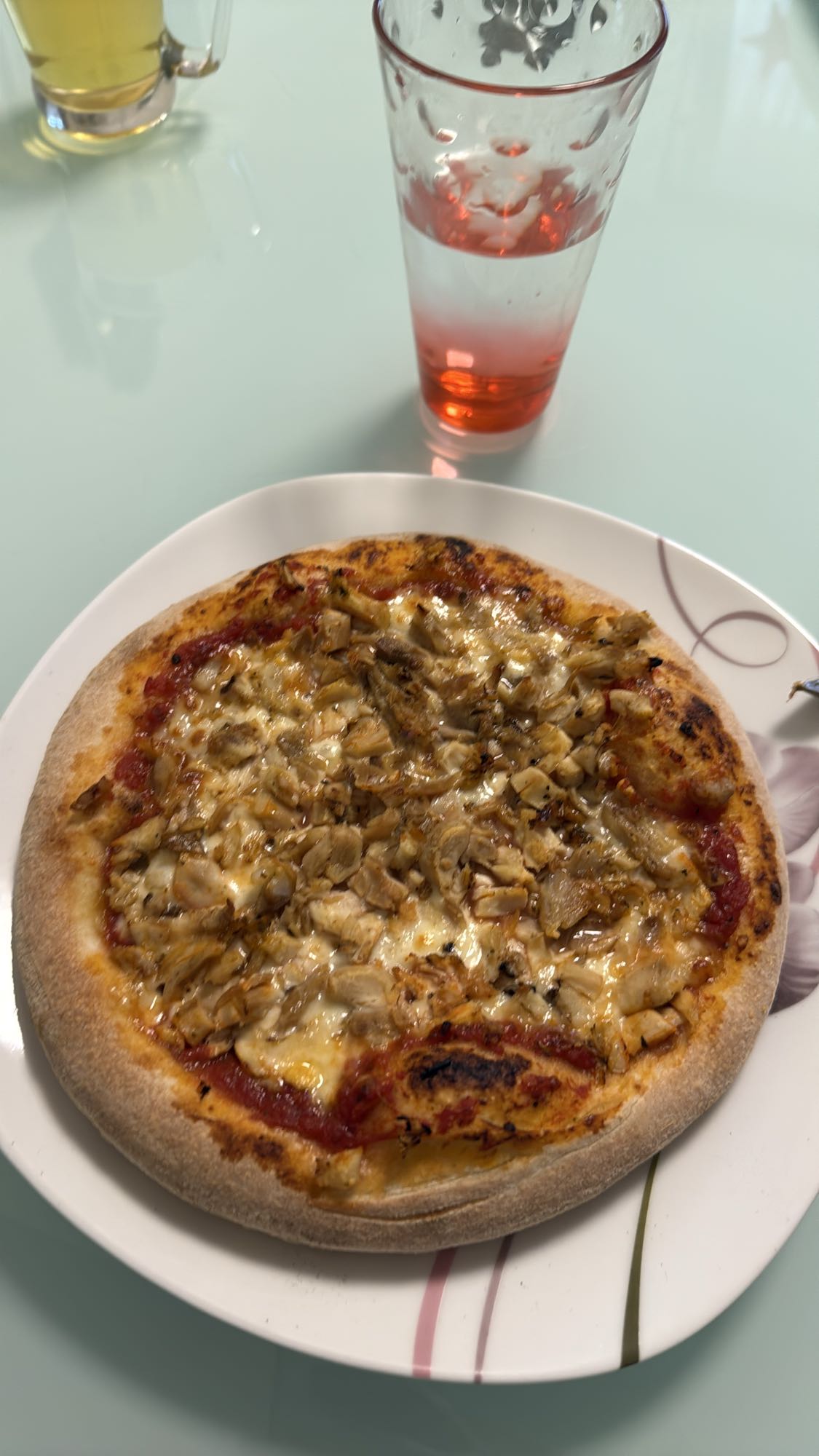 Kip pizza met frisdrank