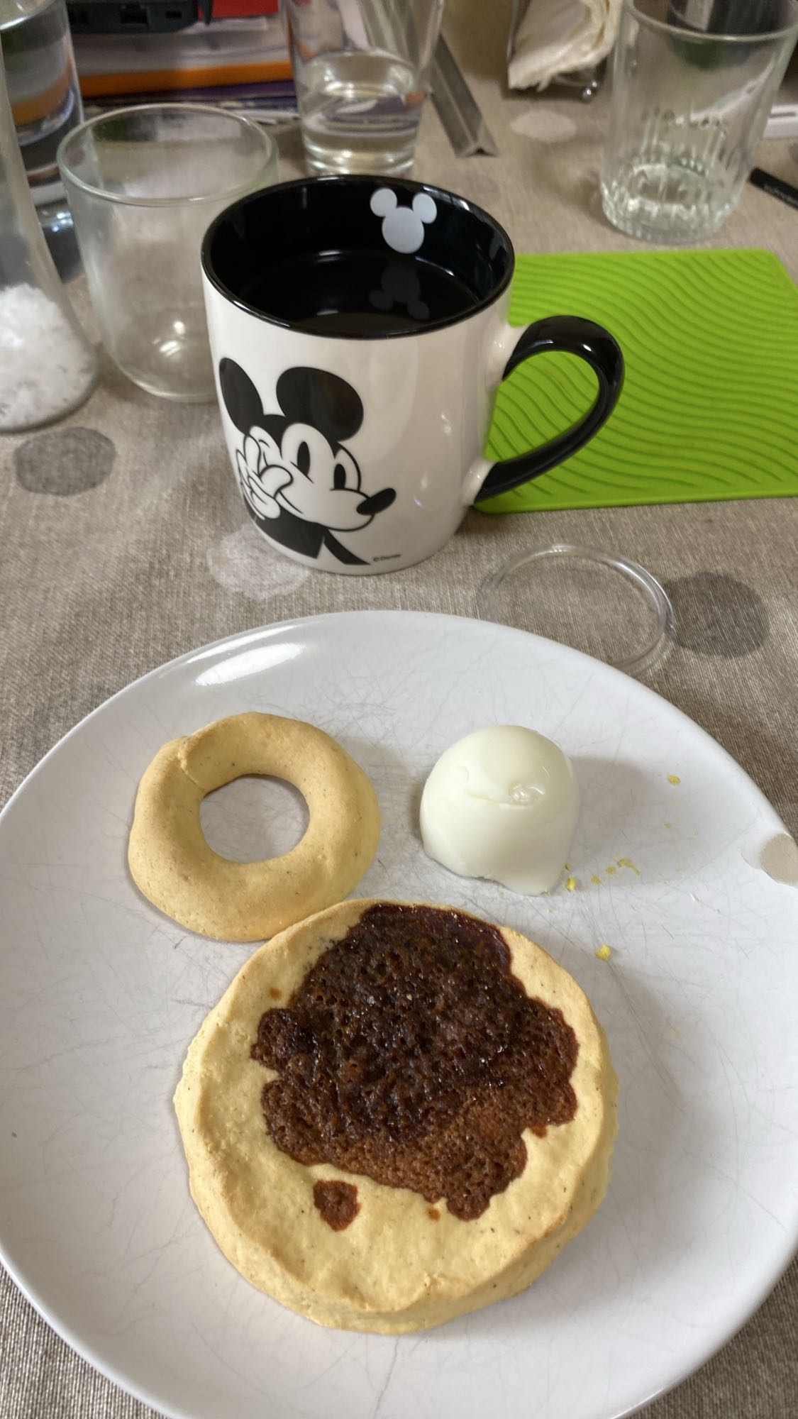 Desayuno con huevo y pan