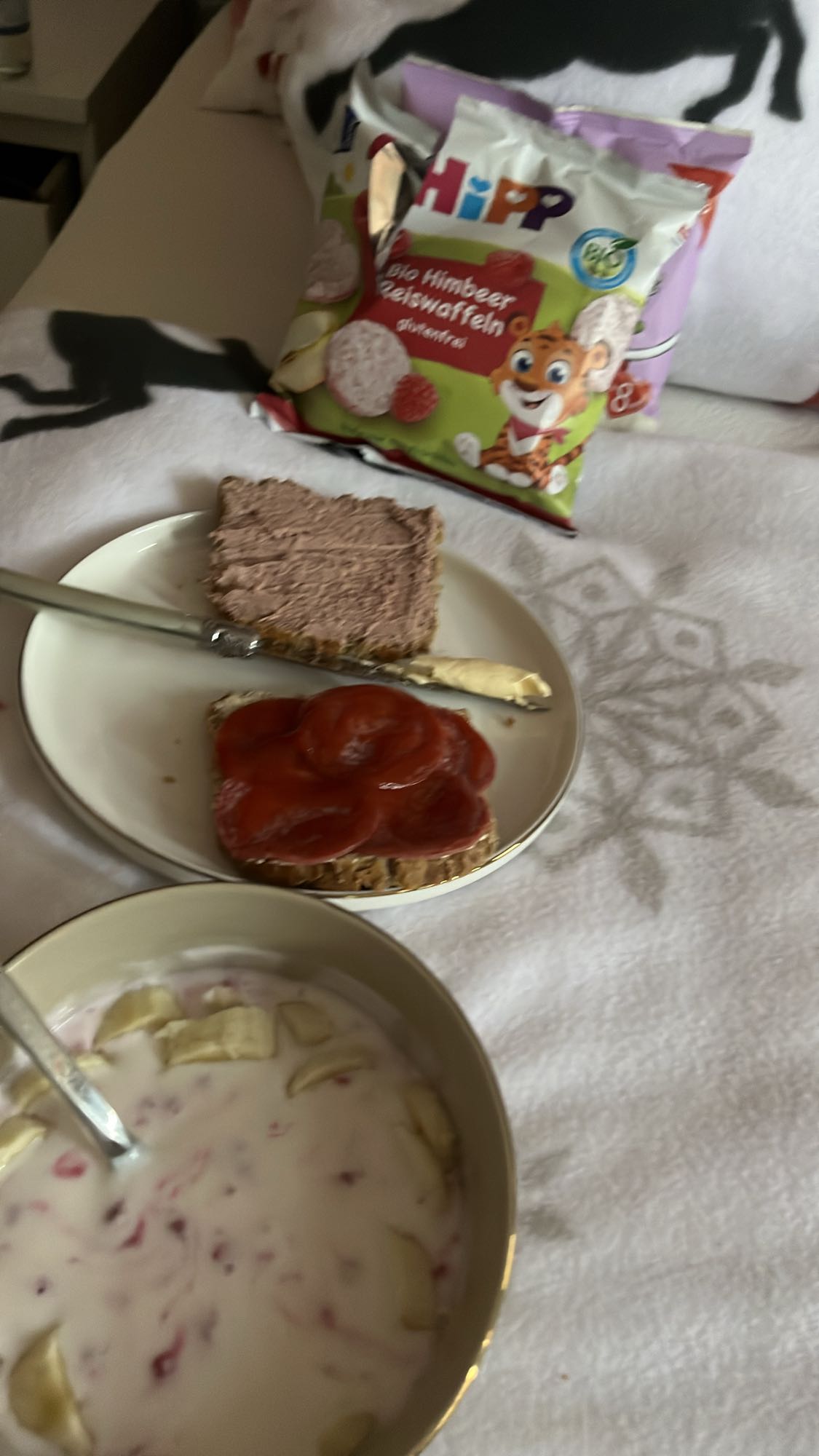 Frühstück mit Brot & Joghurt