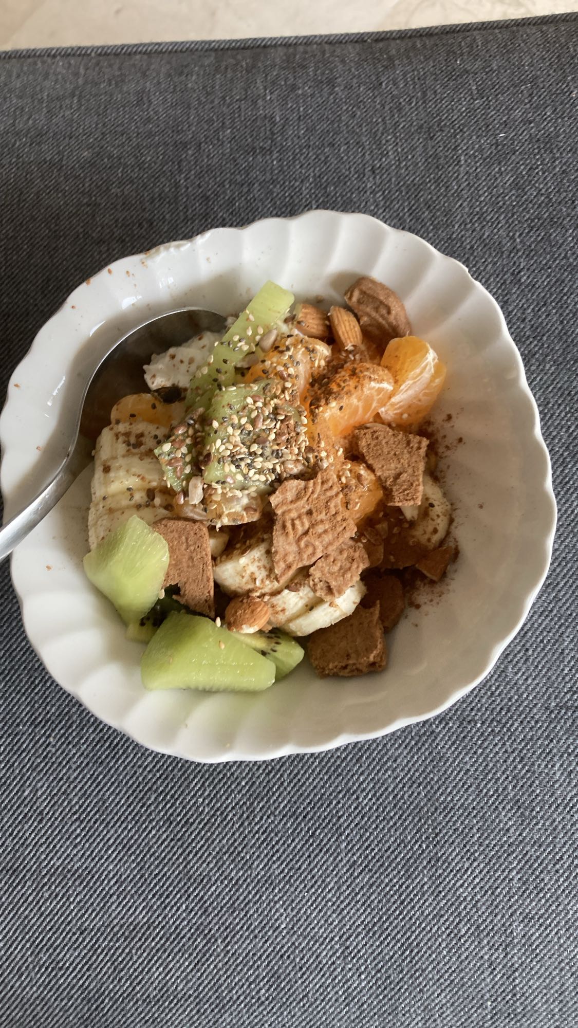 Frukostskål med frukt och nötter