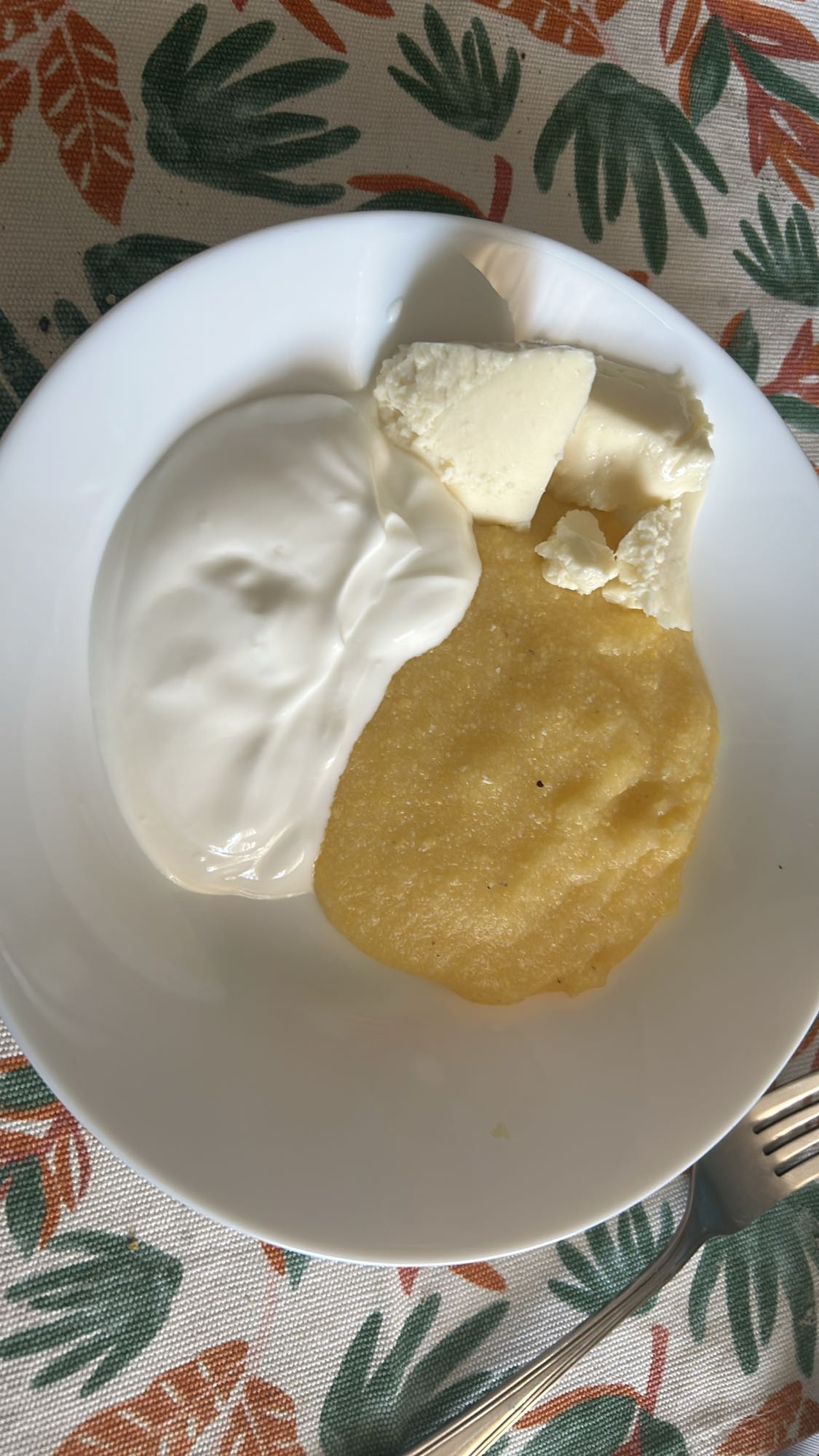 Mămăligă cu brânză și smântână