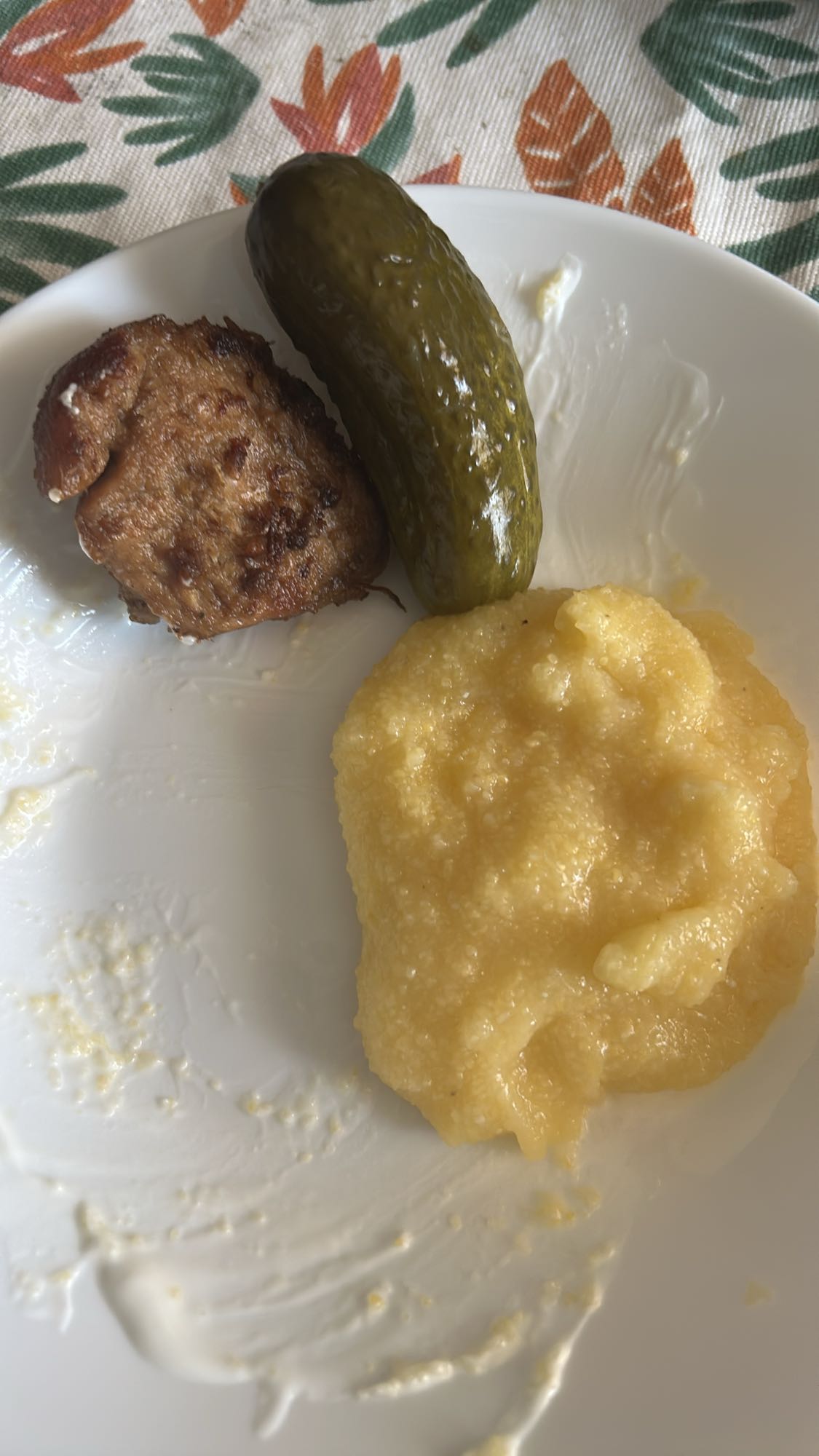 Chiftea, mămăligă și castravete