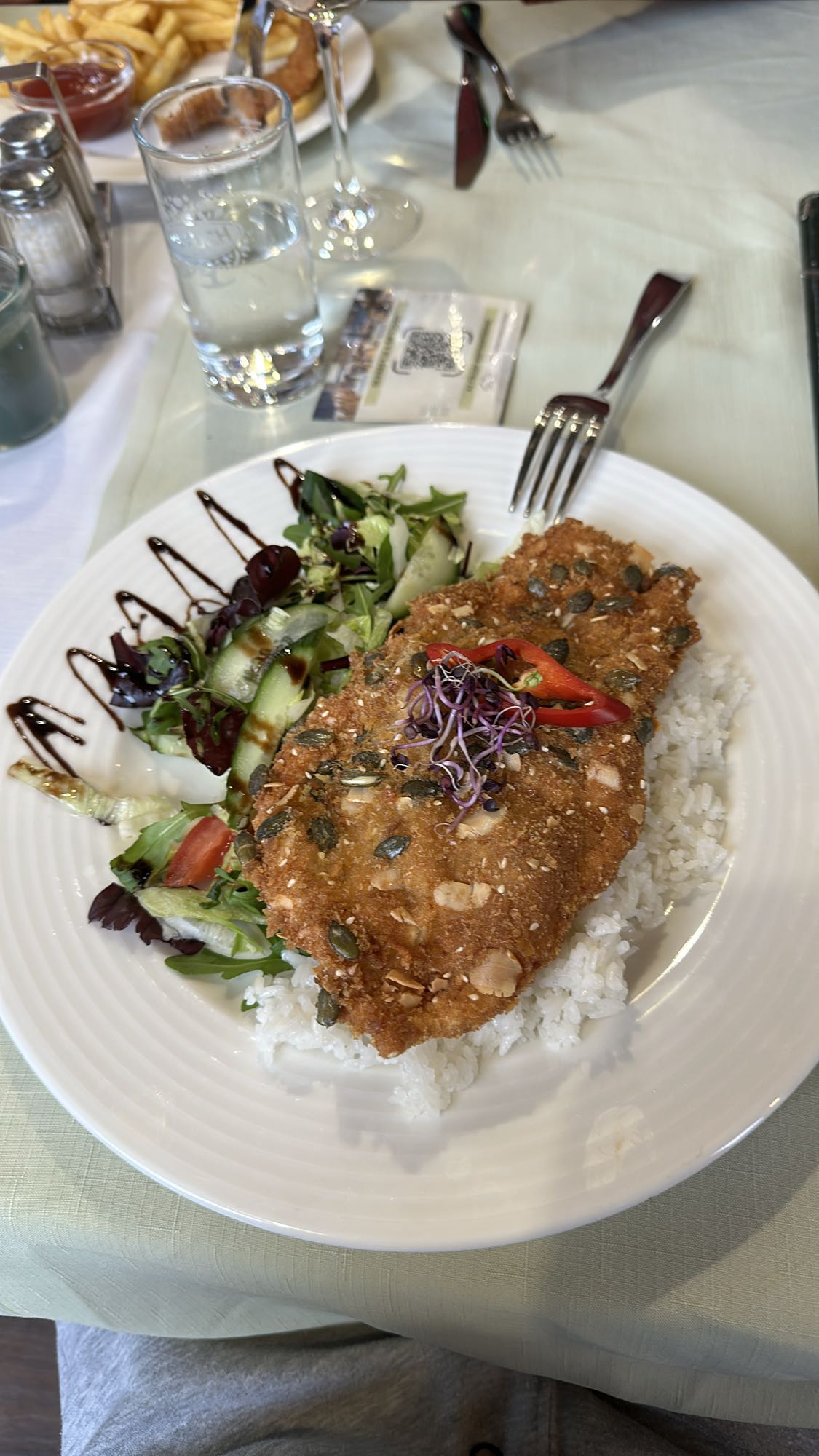 Pollo empanizado con arroz