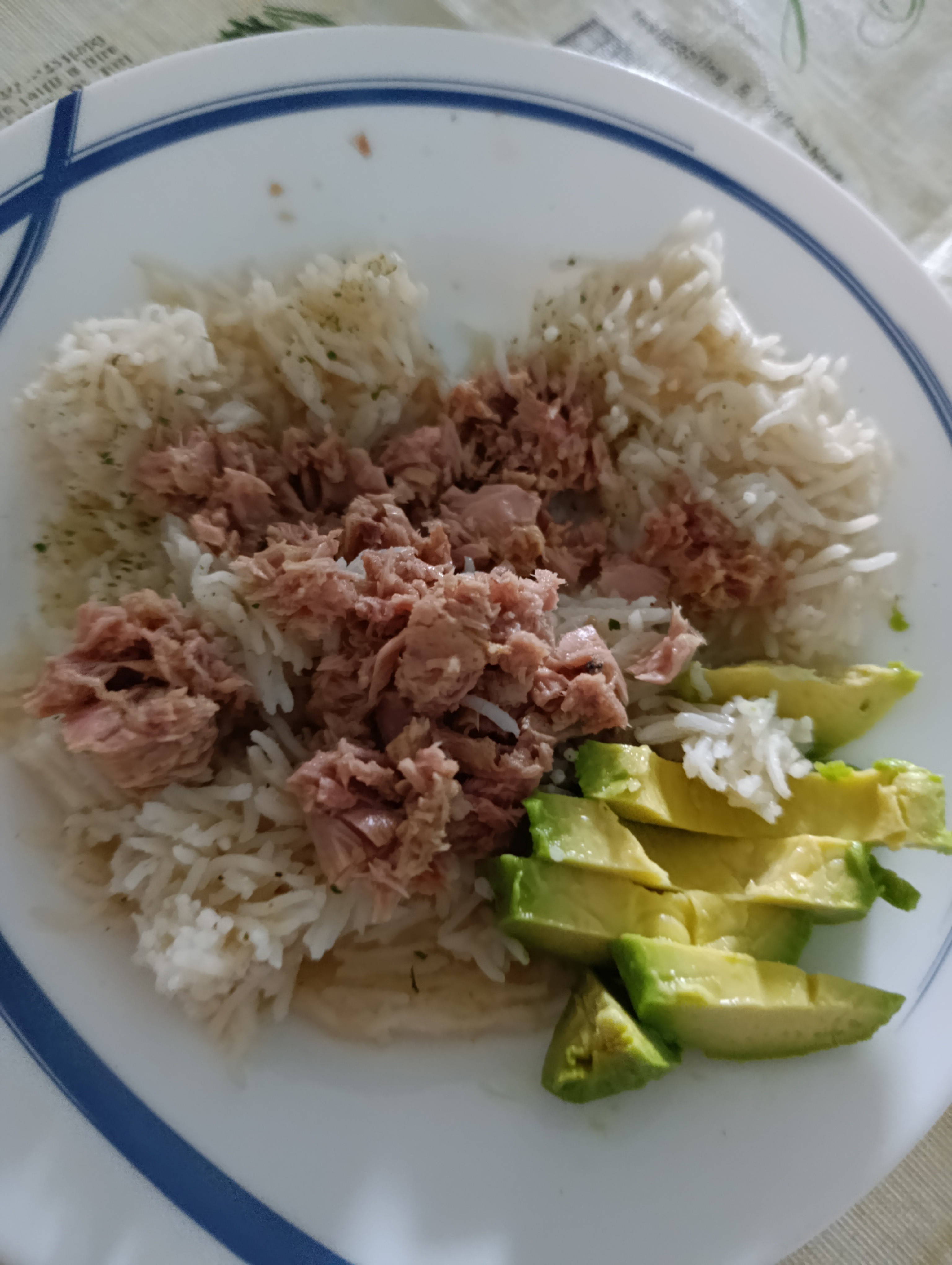 arroz con atún y aguacate