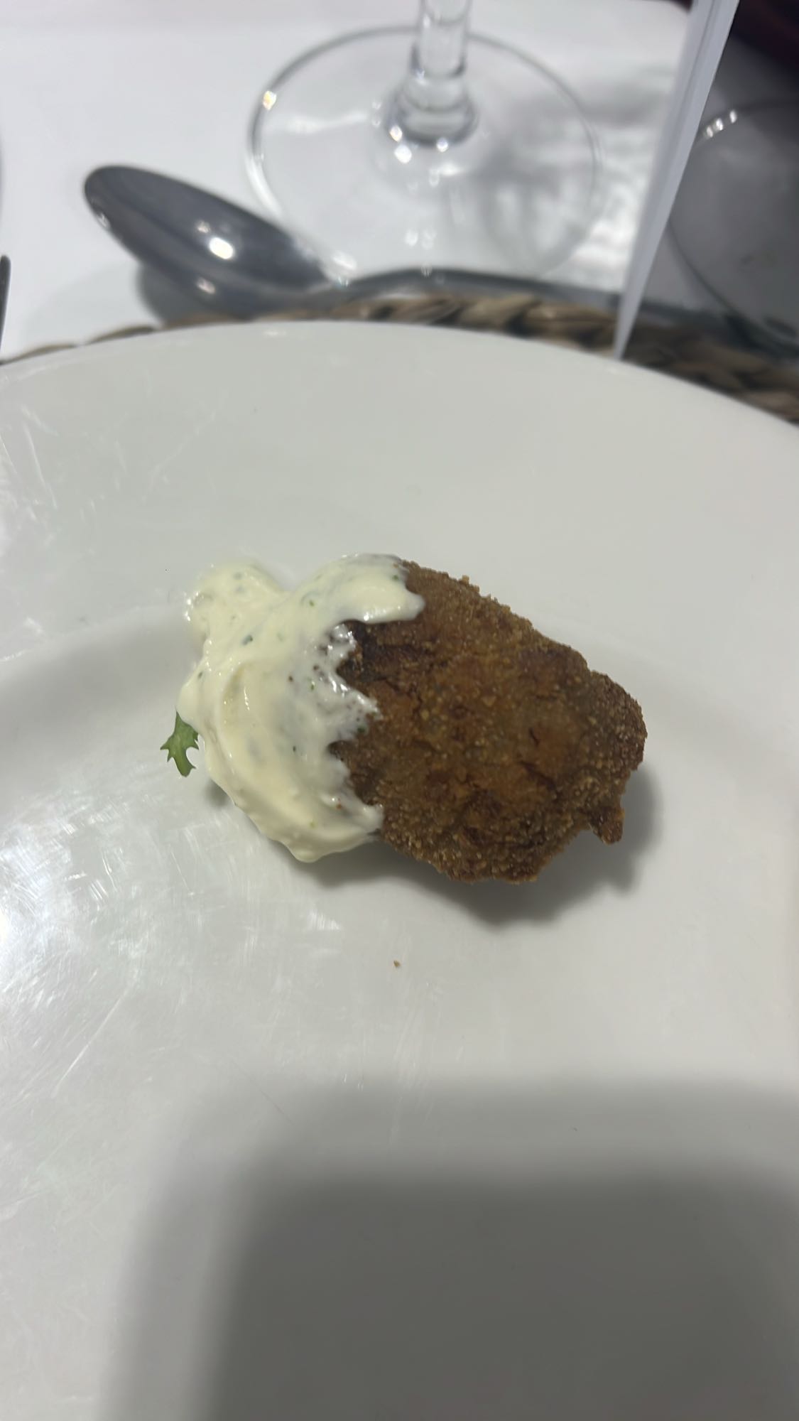 croqueta con salsa