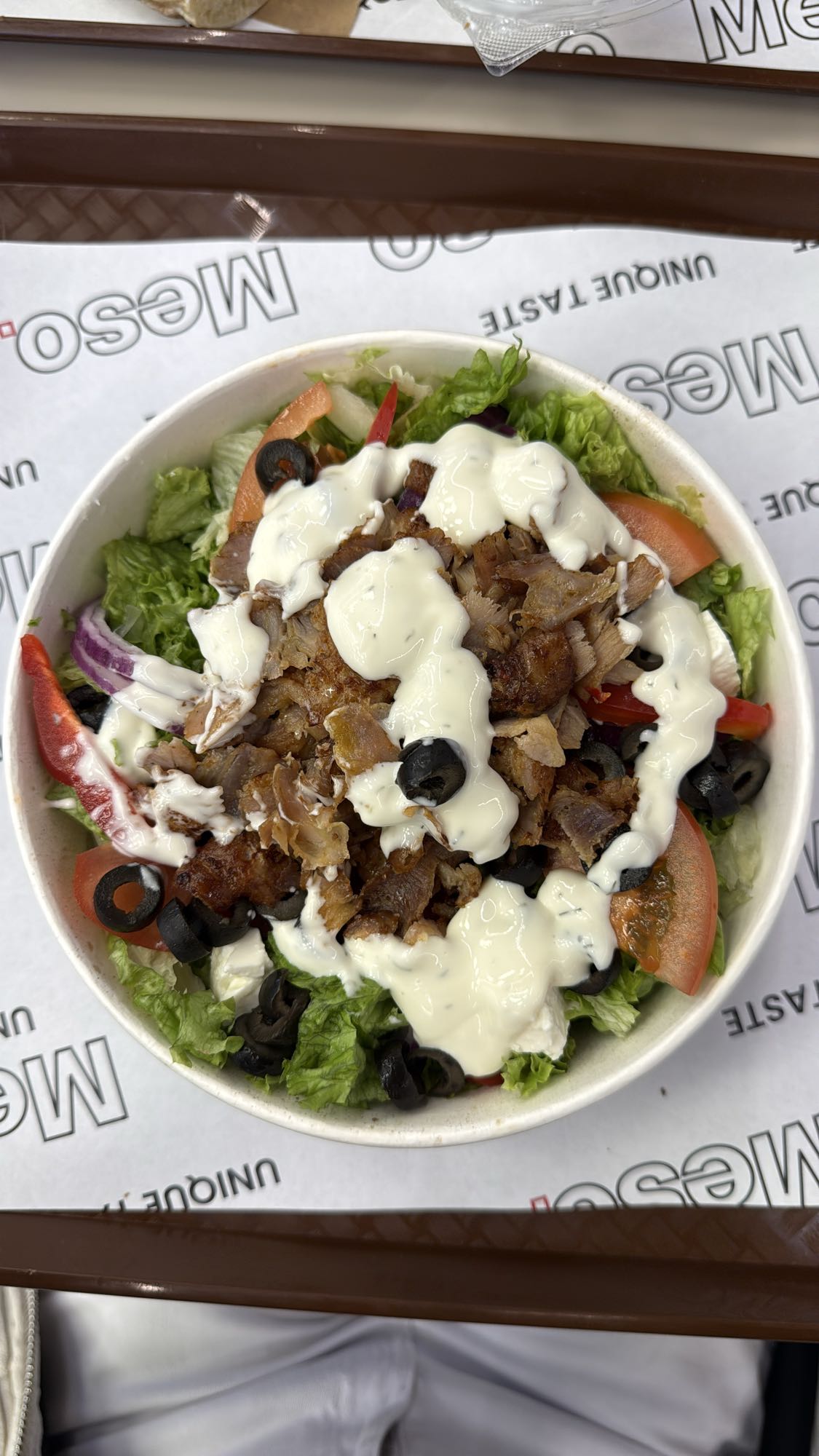 Salată cu carne și sos