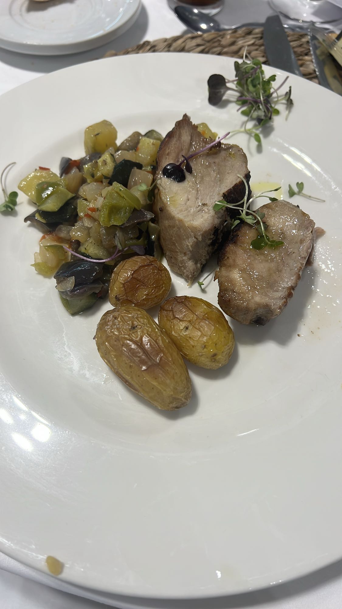 Cerdo con verduras y papas