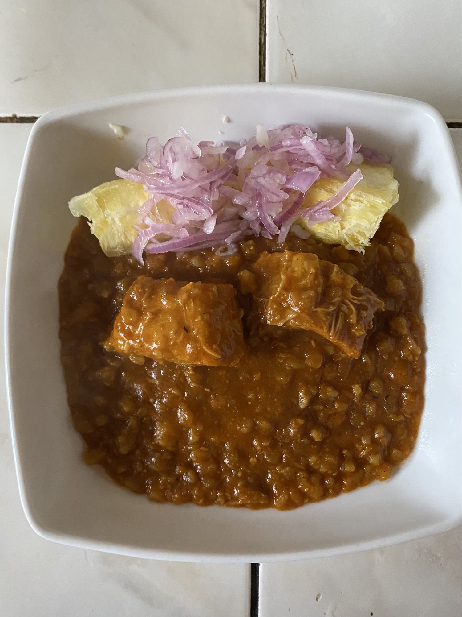 Lentejas con yuca y cebolla