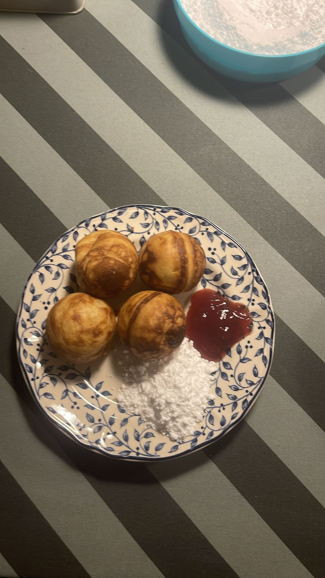 Æbleskiver med sukker og syltetøj