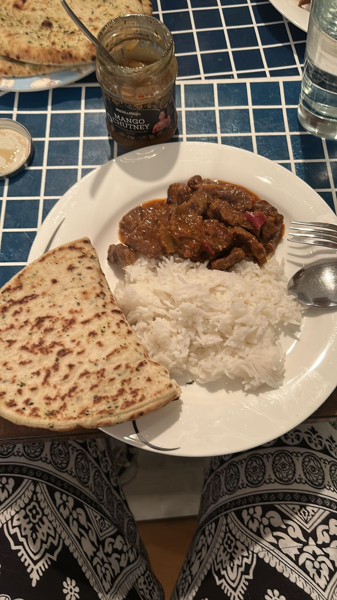Indisk curry med ris og naan