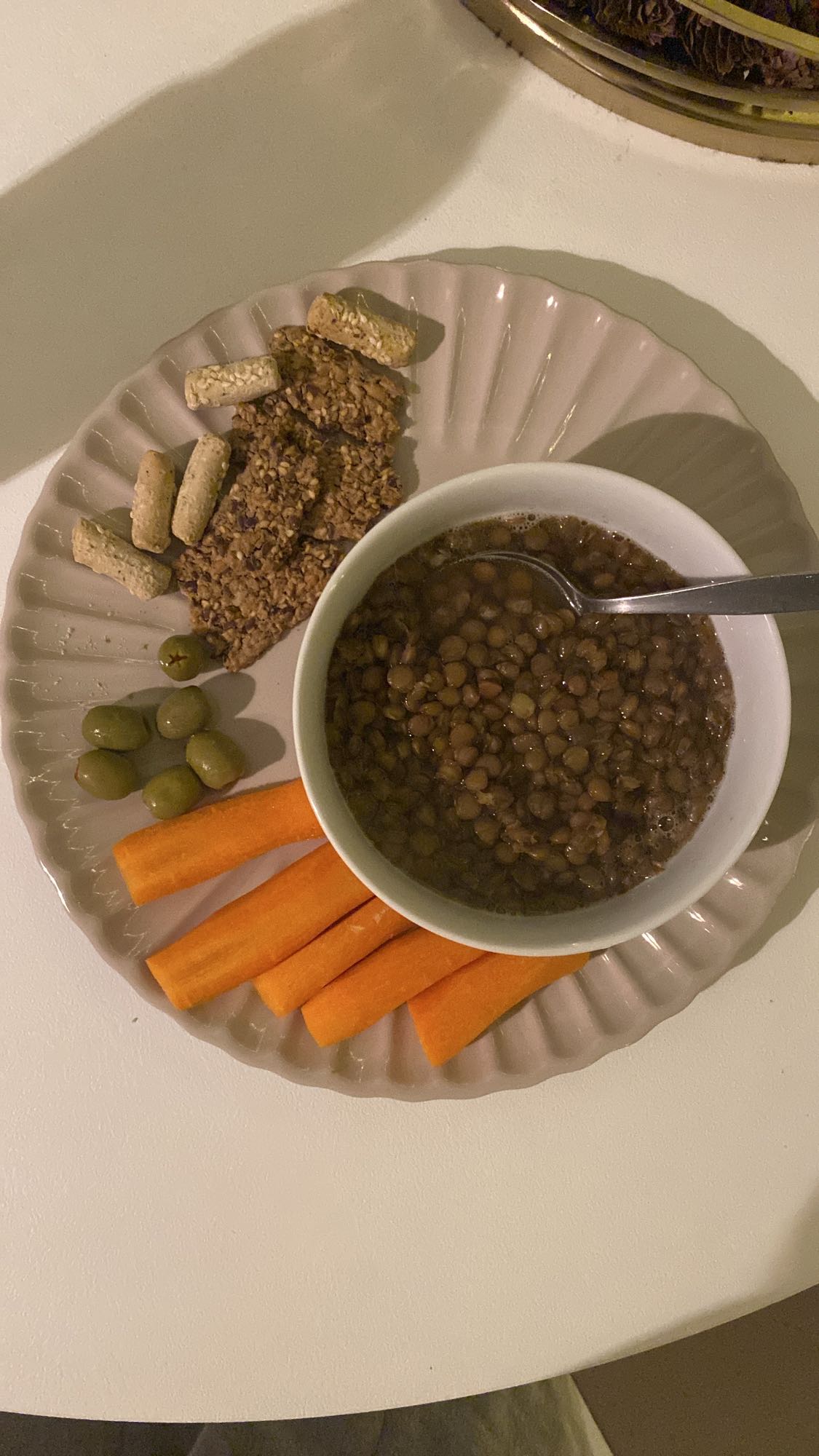Linsesuppe med gulerødder og oliven