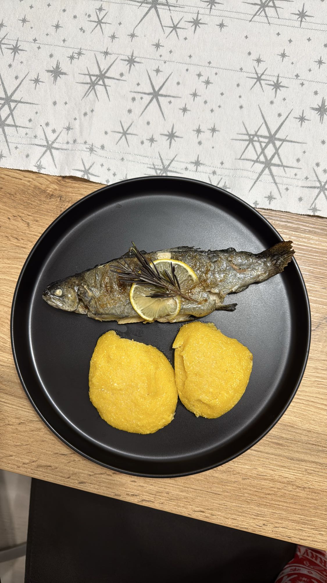 Păstrăv cu mămăligă