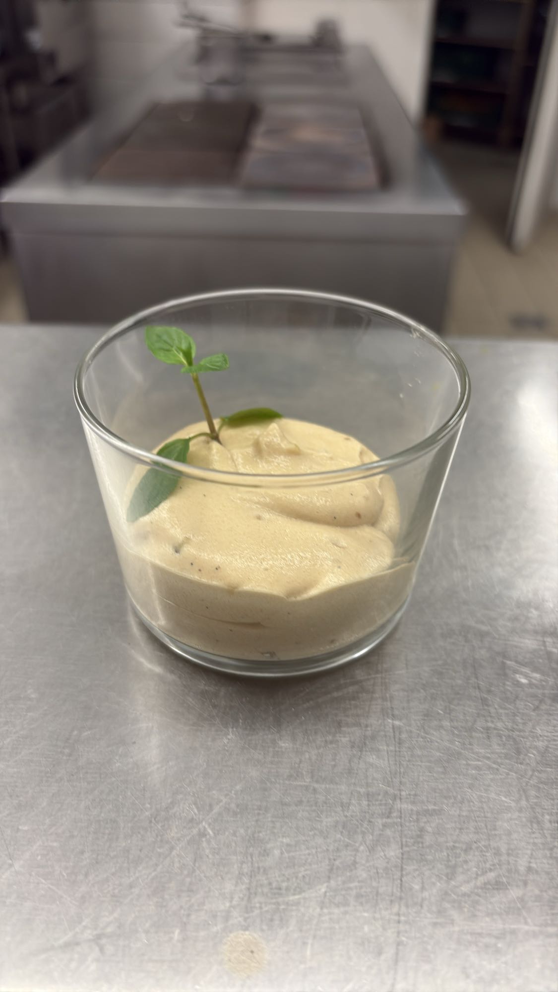 Vanillemousse mit Minze