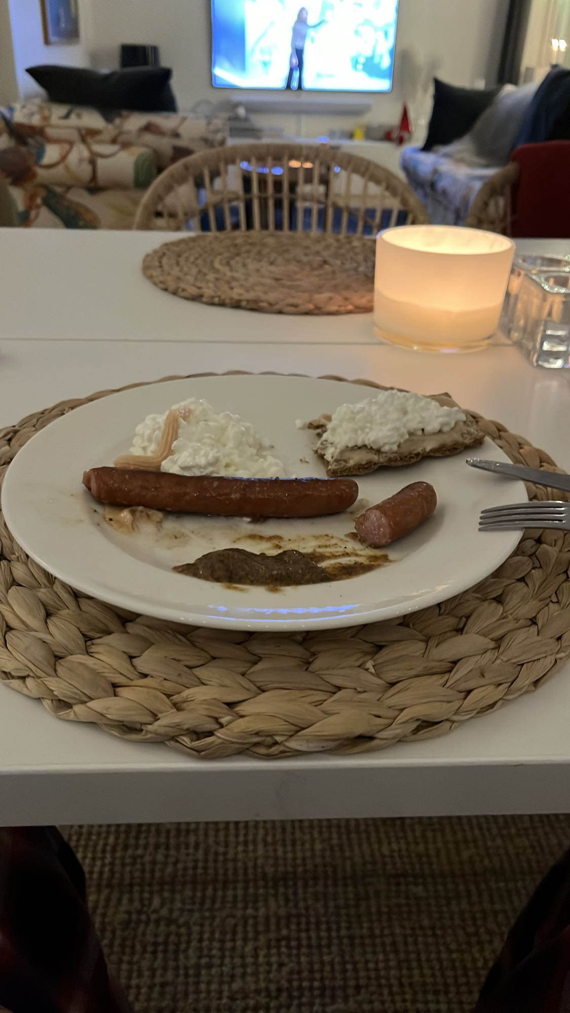 Korv med knäckebröd