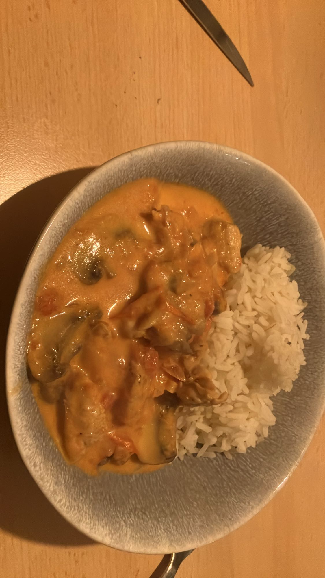 Frango ao curry com arroz e strogonoff