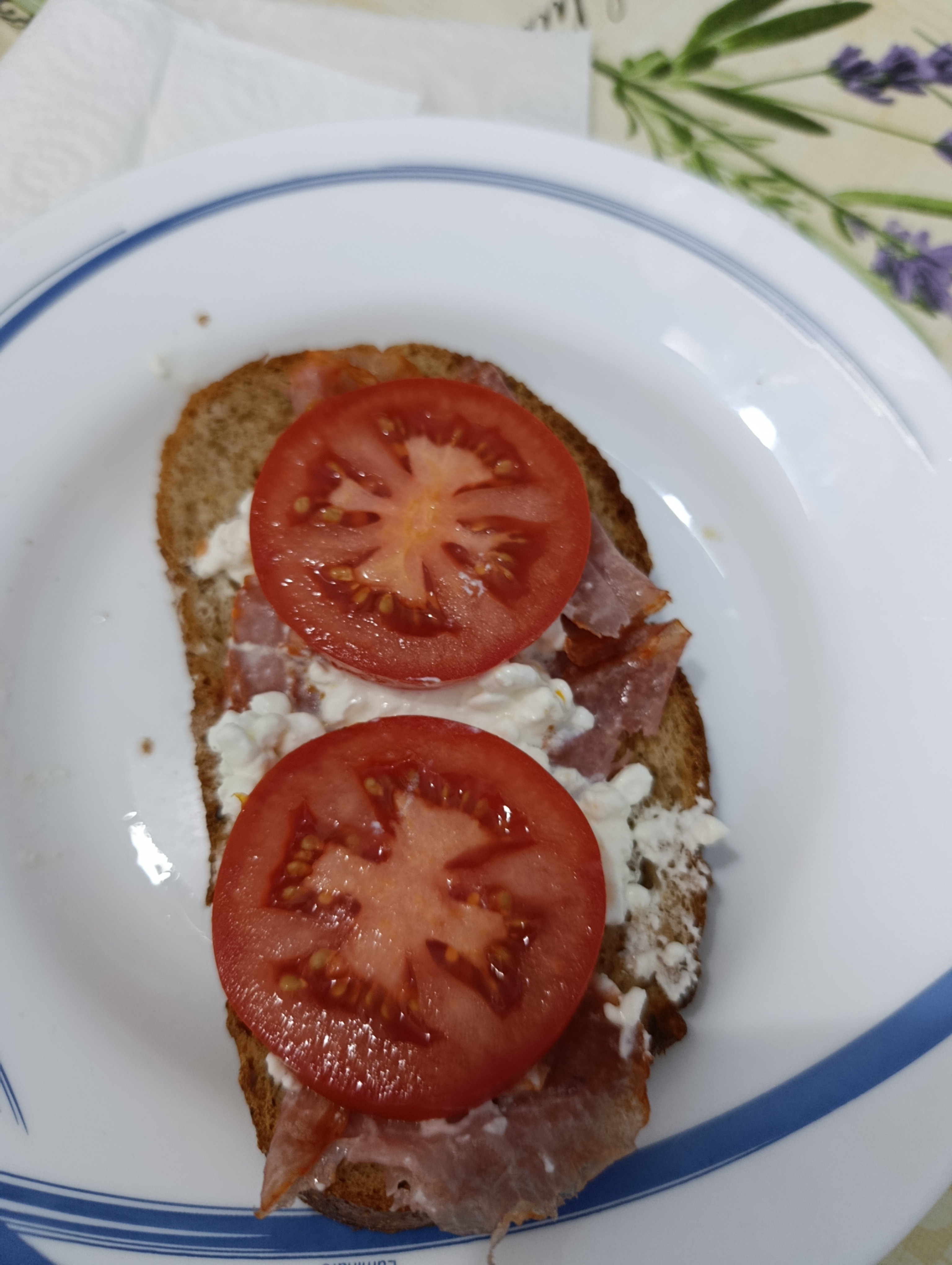 Tostada con tomate y jamón