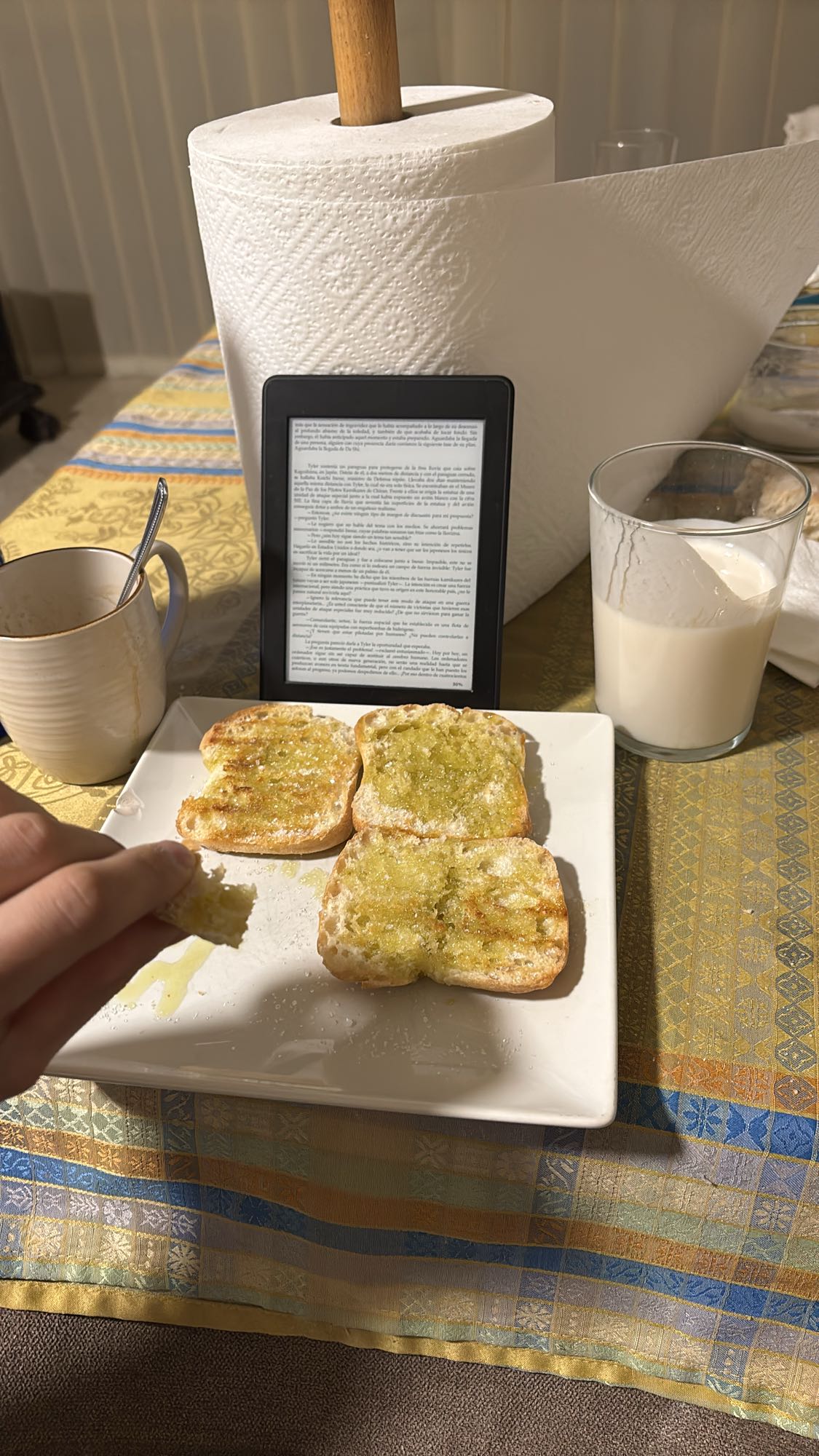 4 tostaditas con aceite y azúcar y vaso de yogur líquido de fresa y plátano y café con 2 cucharaditas de azúcar