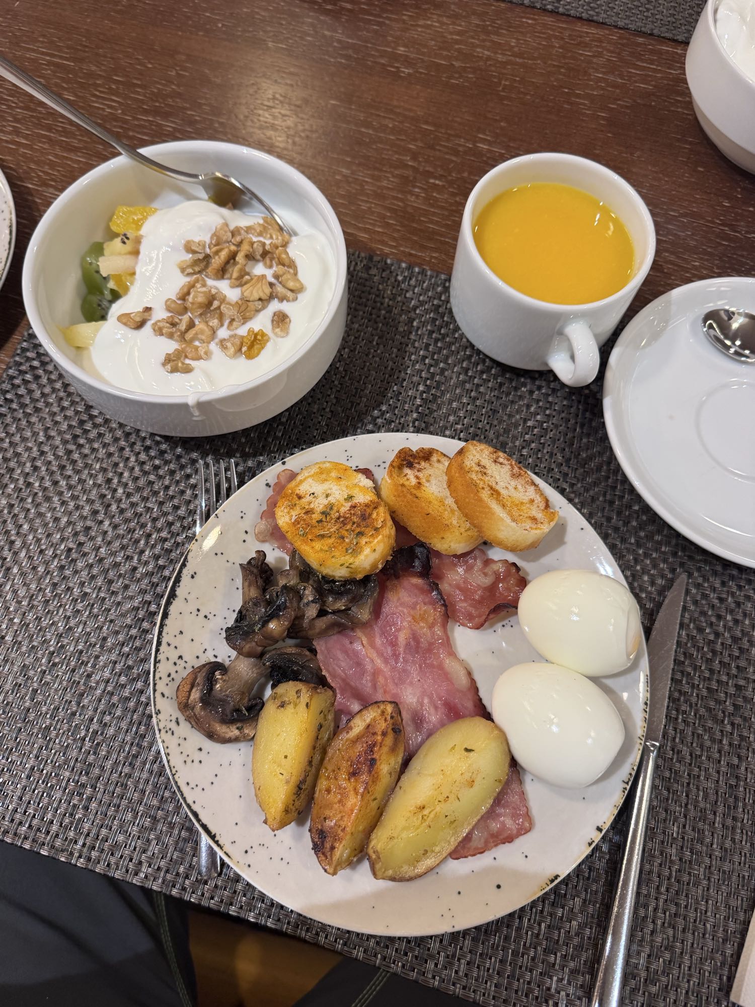 Kahvaltı tabağı ve yoğurt