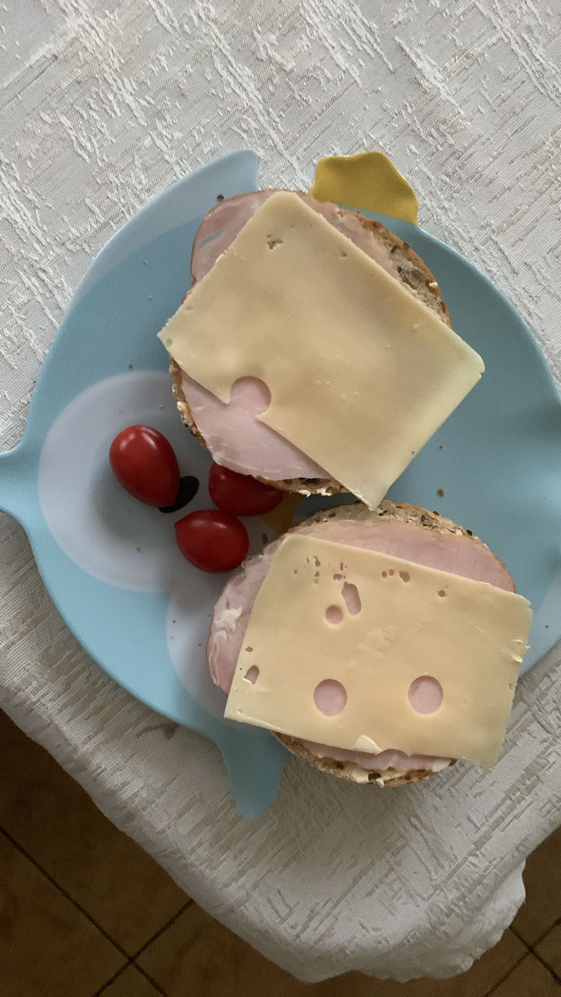 Kanapki z serem i szynką