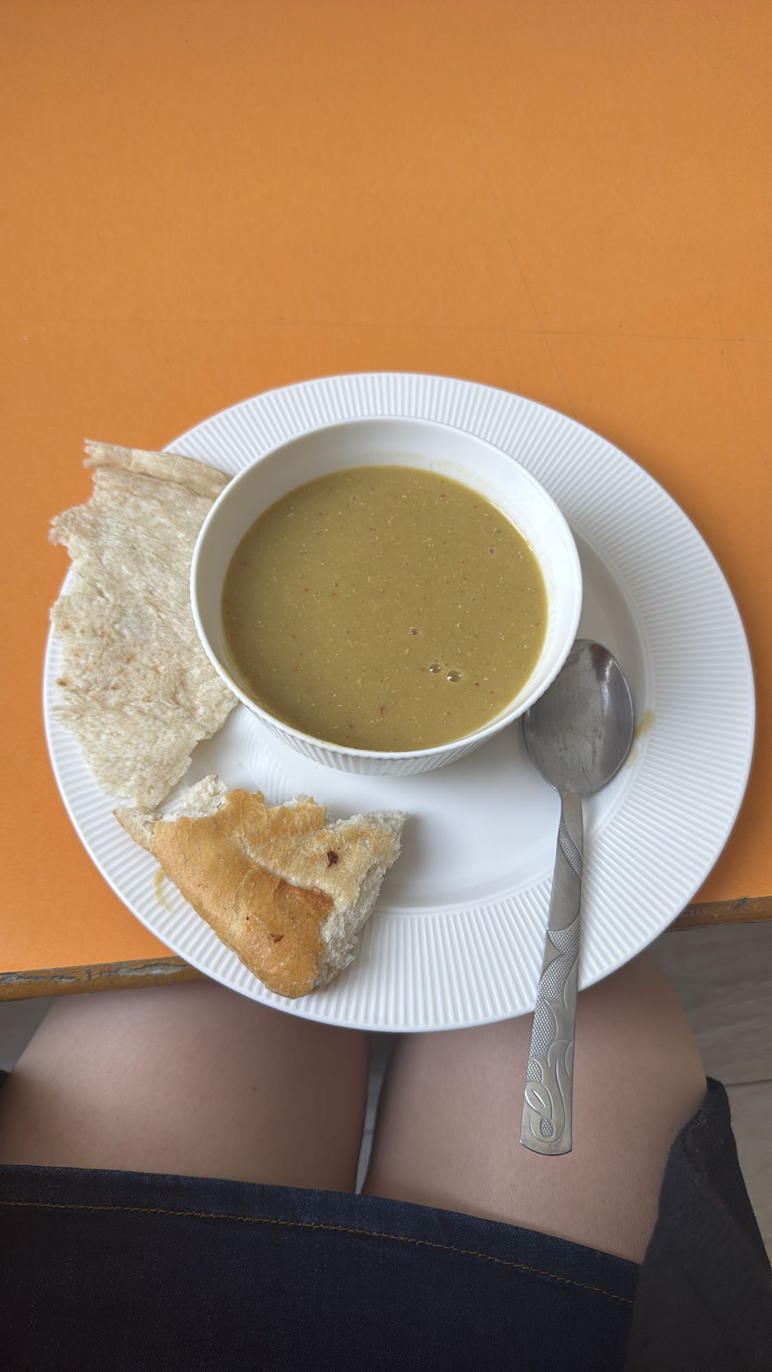 Mercimek çorbası ve ekmek