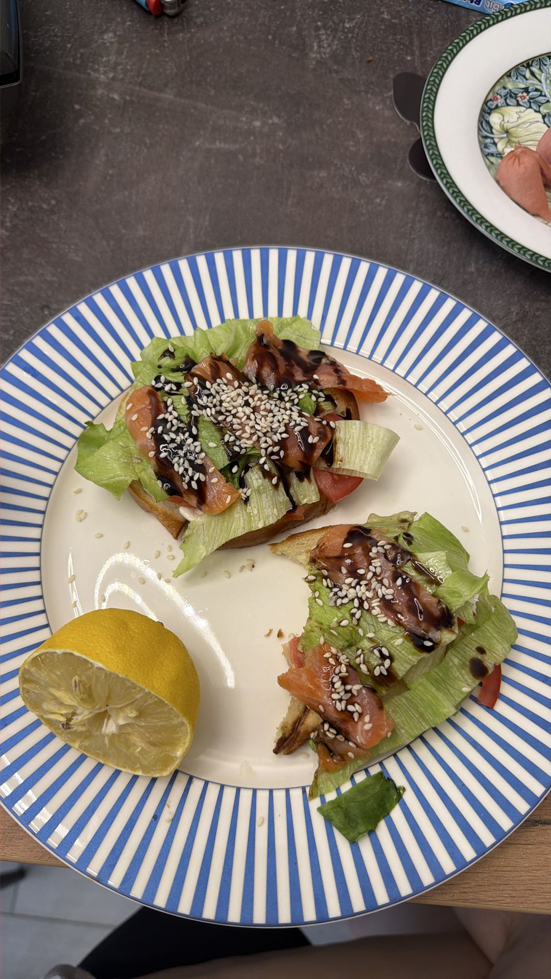 тосты с лососем