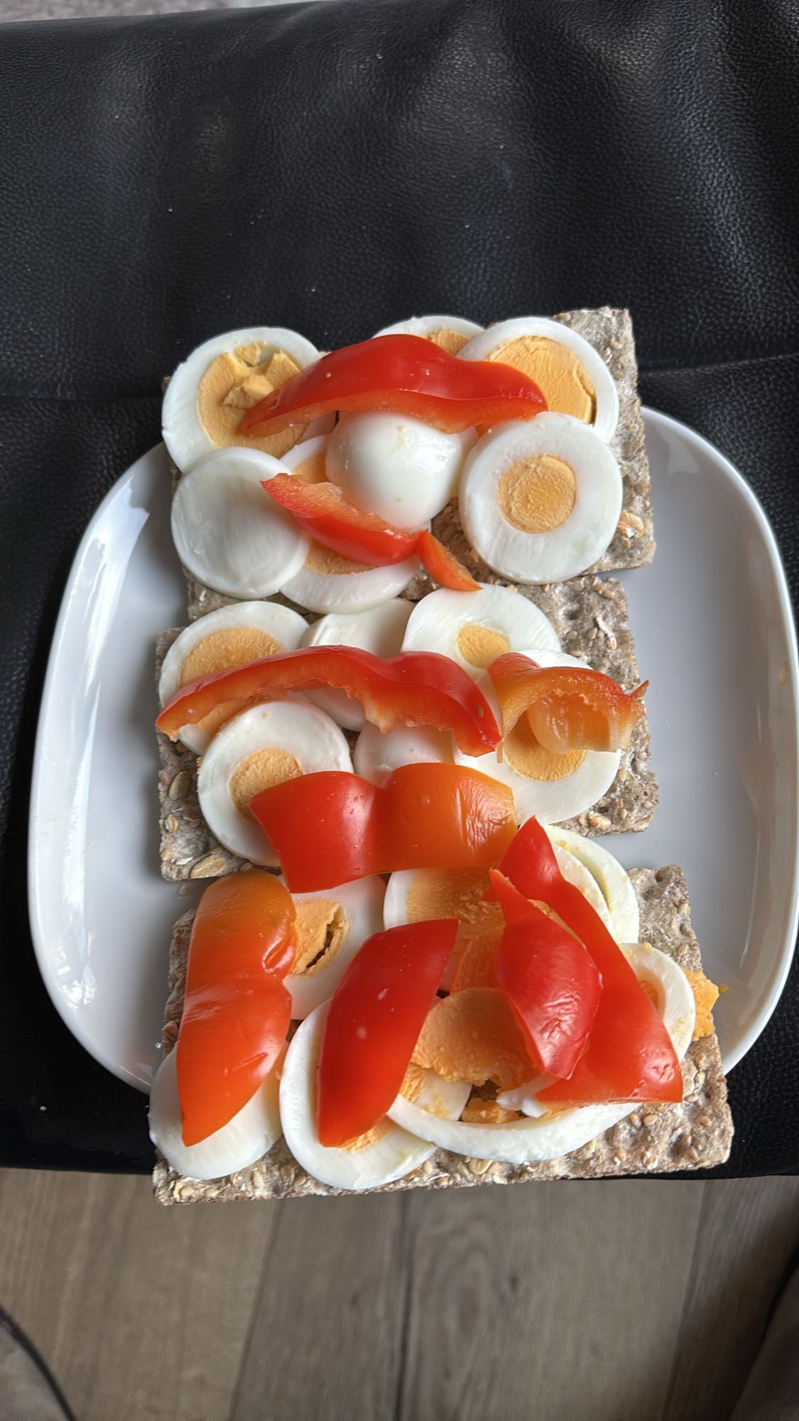 Knekkebrød med egg og paprika
