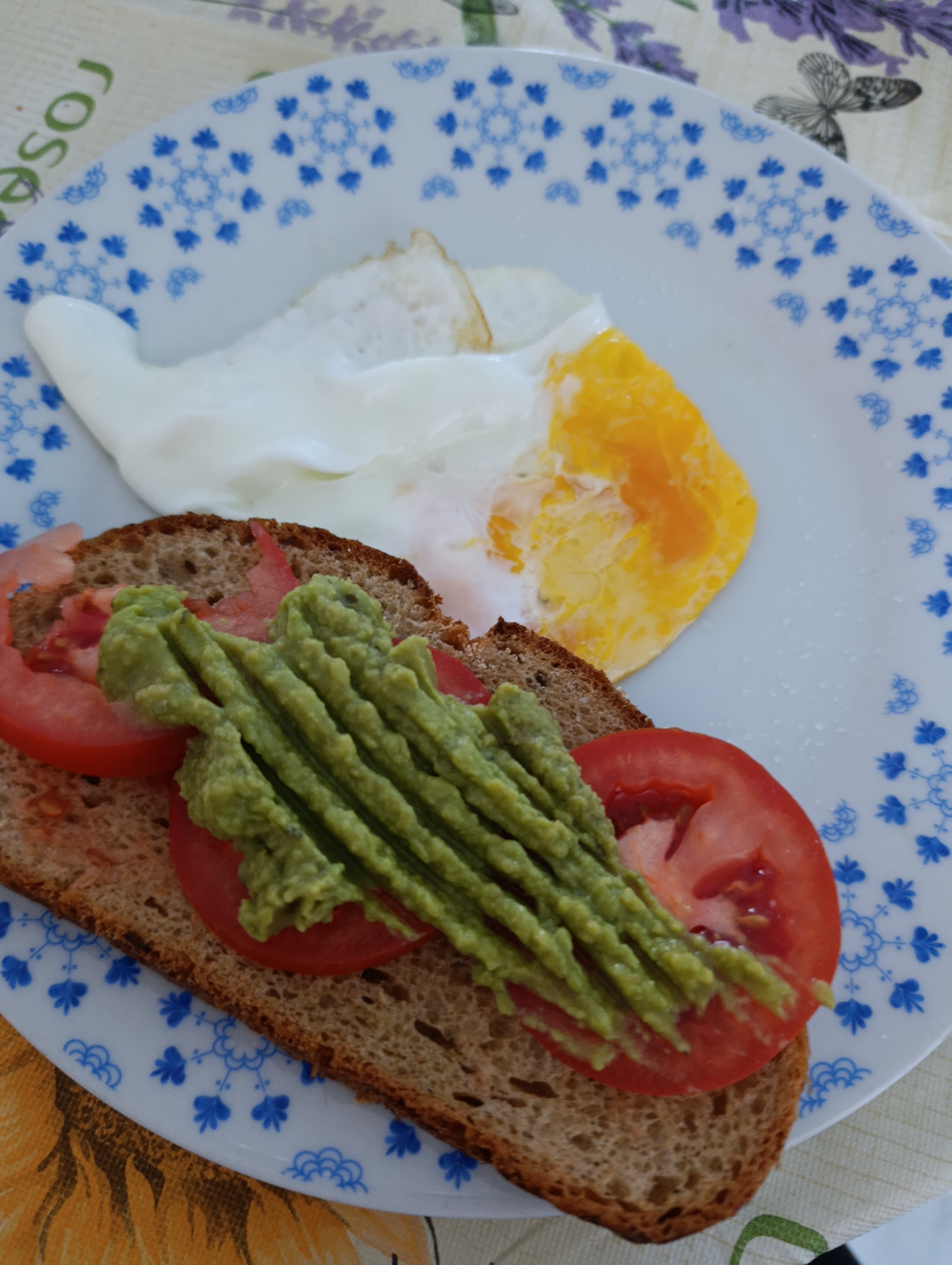 Tostada con huevo y aguacate