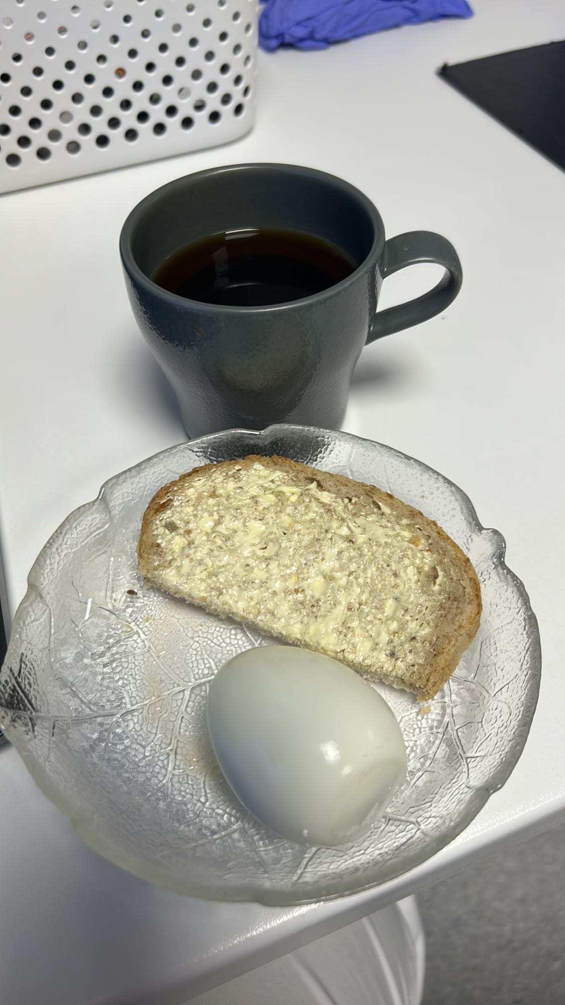 Яйцо, хлеб с маслом, кофе