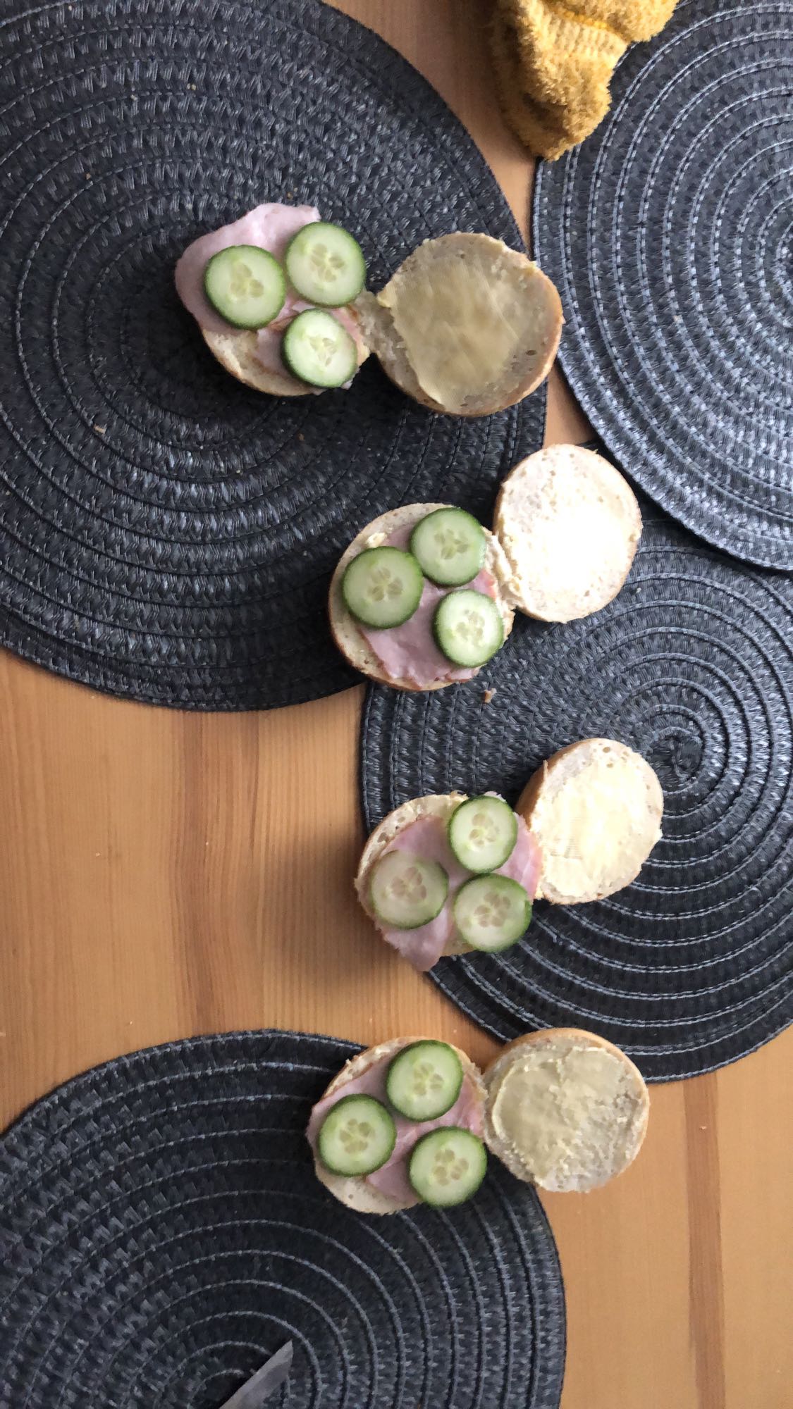 Bułki z szynką i ogórkiem