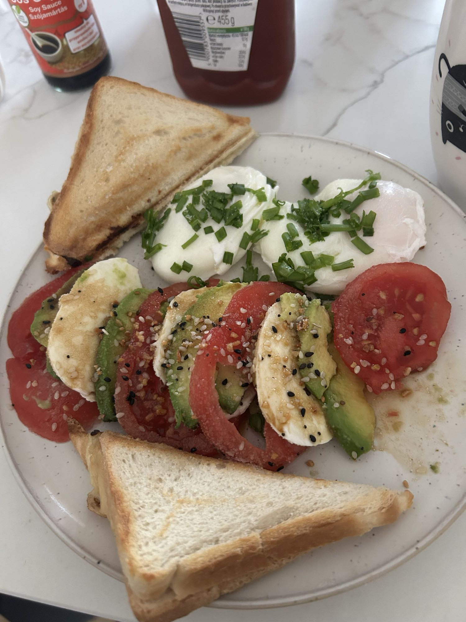 Tosty z jajkiem i sałatką