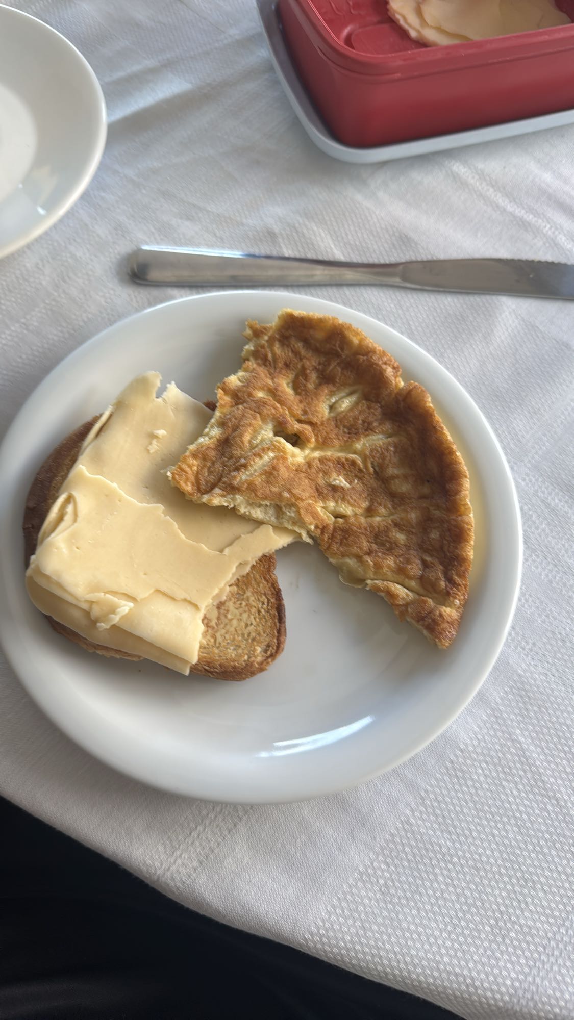 Torrada com queijo e omelete